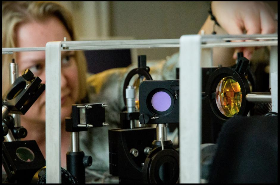 Kirstine Berg-Sørensen (DTU), forsker Sonia Grego (Duke University) og professor Lene Oddershede (KU) – har grundlagt Danmarks første optiske pincet for 20 år siden.