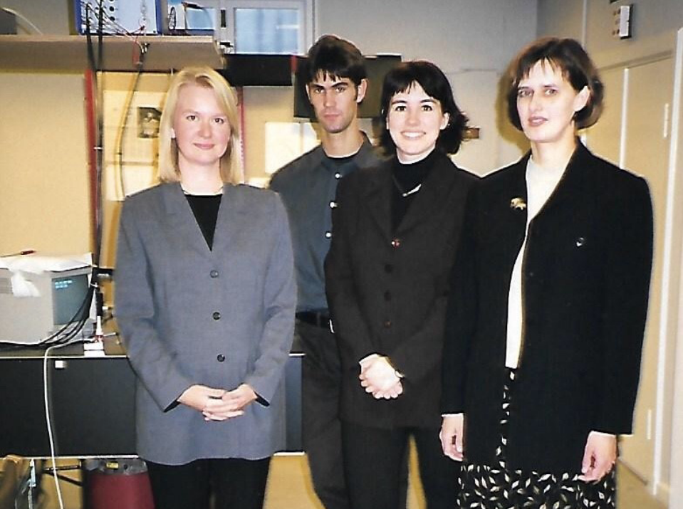 Omkring år 2000 fik Danmark statsbesøg af den kirgisiske præsident, som selv var tidligere forsker. Han ville forbi Niels Bohr Institutet, hvor han mødte Lene Oddershede (t.v.), Simon Nørrelykke, Sonia Grego og Kirstine Berg-Sørensen (t.h.). 