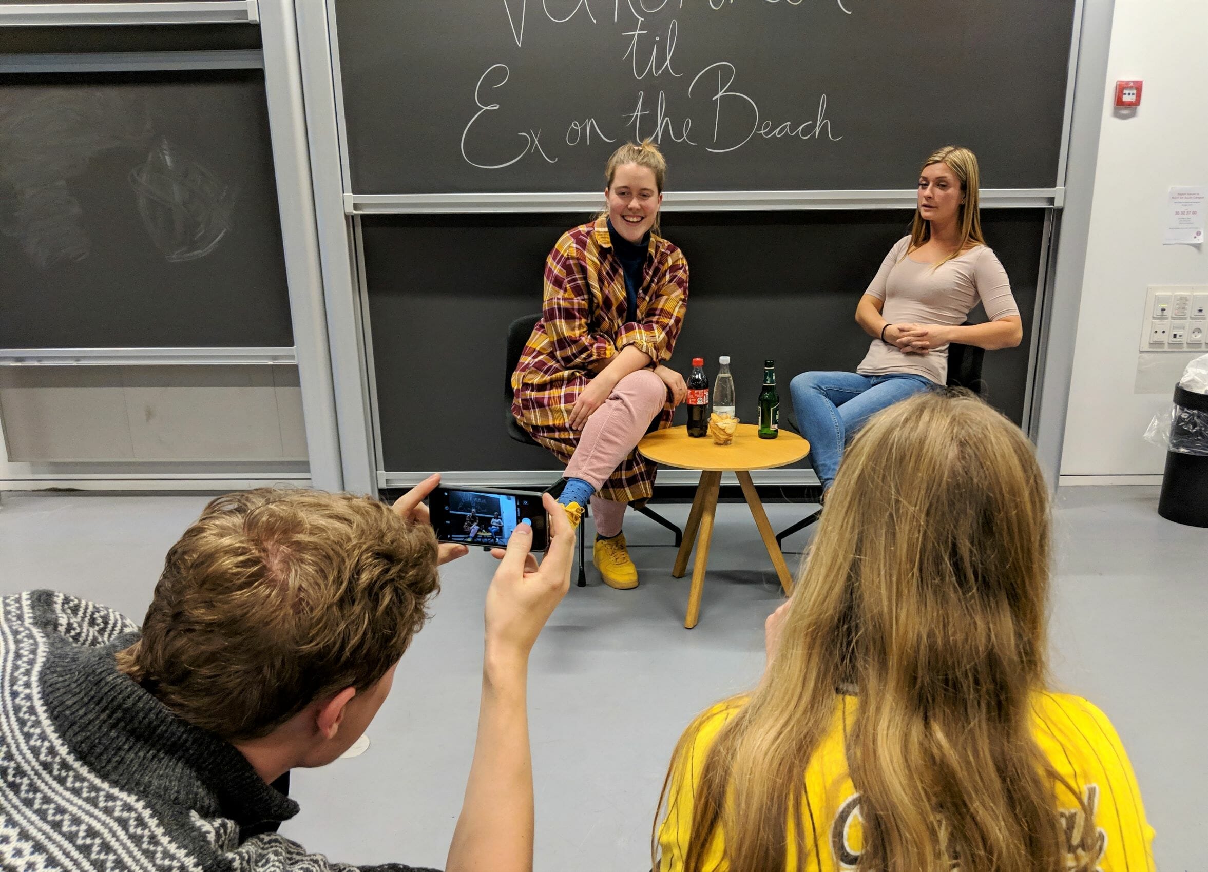 Studiegruppen havde for nyligt besøg af Ex on the Beach-deltageren Sidsel Borg (til højre), som også er studerende på KUA. Hun læser kinesisk og blev interviewet af Rosa Buhl (til venstre).