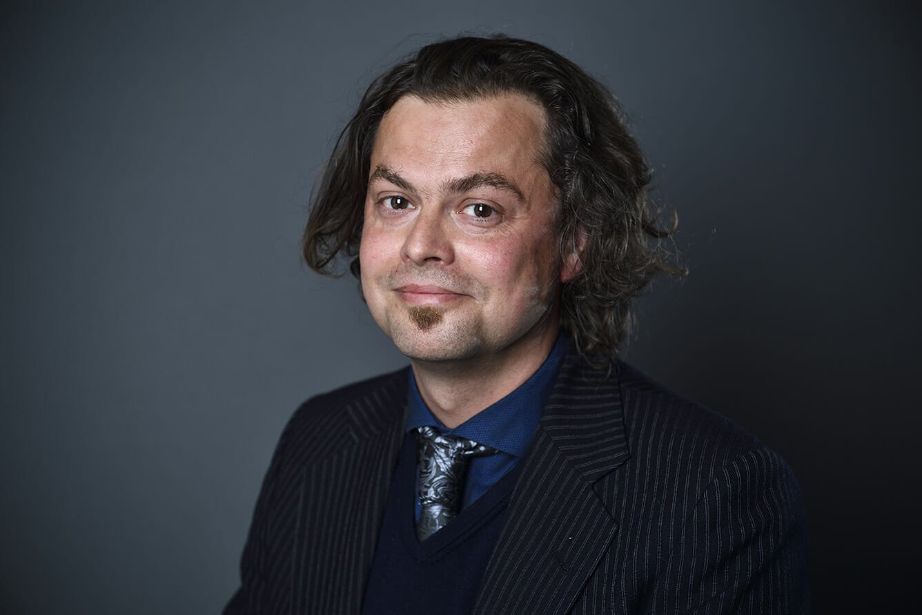 I sin fritid spiller Magnus Pharao Hansen folkemusik og skriver på en historisk krimi der foregår i 1600-tallet.