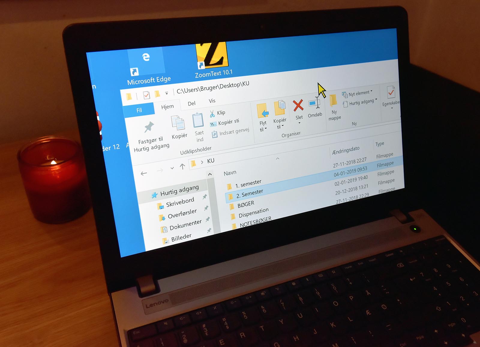 Her er, hvad det hele drejer sig om, når det gælder Stine Rømer Nielsens et år lange kamp: Sådan forstørrer ZoomText billedet på en pc-skærm. Microsofts egen software giver også mulighed for at lave en form for forstørrelse på en pc, men slet ikke med alle de nødvendige indstillingsmuligheder af programmet, som det profesionelle ZoomText giver mulighed for til svagtsynede.