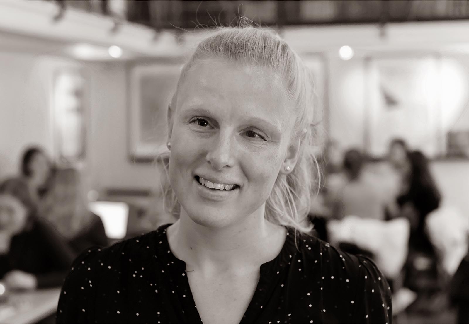 En tilfreds Stine Rømer Nielsen, der er født med nedsat syn, dagen efter, at hun endelig fik sin tilladelse til at bruge et nødvendigt computerprogram til skriftlige eksamener resten af den tid, hun går på bacheloren på Panum.