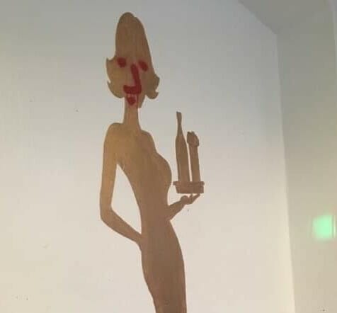 I Jacques D drikker man mange guldøl, siger formanden for Jacques D. Derfor malede frivillige studerende en stor udgave af den ikoniske ølfigur på én af væggene i foreningen. 