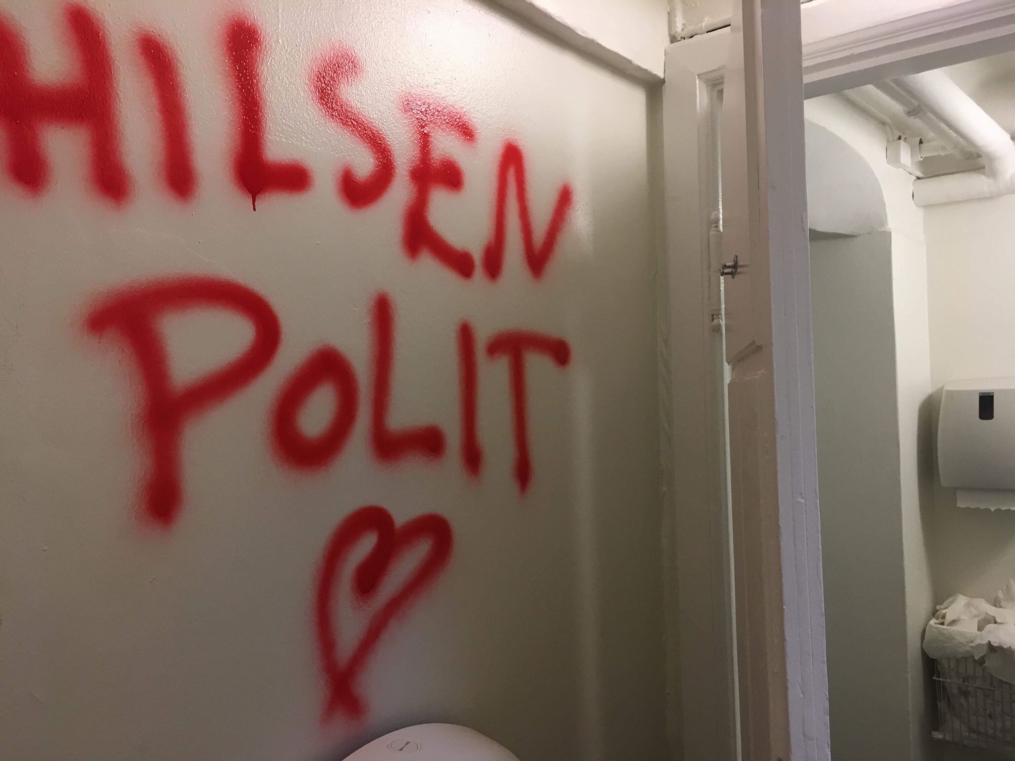 Ingen ved, hvem der har udført hærværket. »Vi har ingen beviser for at hærværksudøverne rent faktisk er fra polit. Det kan meget vel være chikane andetsteds fra«, skriver formandskabet fra Polit Fredagsbar til Uniavisen.