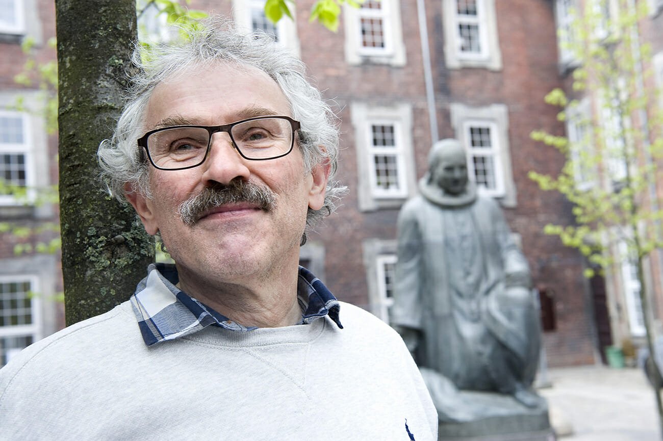 Peter Harder,professor i engelsk ved Københavns Universitet. Fotograferet i Vartovs gård, ved statuen af Grundtvig.