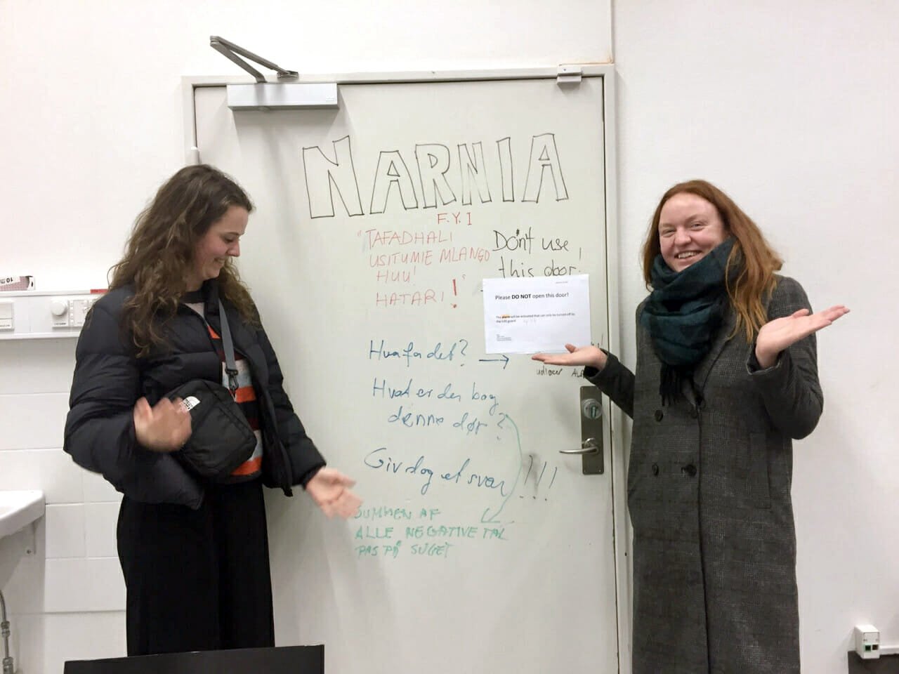 Klara Kaltoft (th.) og Thyra Kappel Skau (tv.) foran døren til Narnia på Øster Farimagsgade.