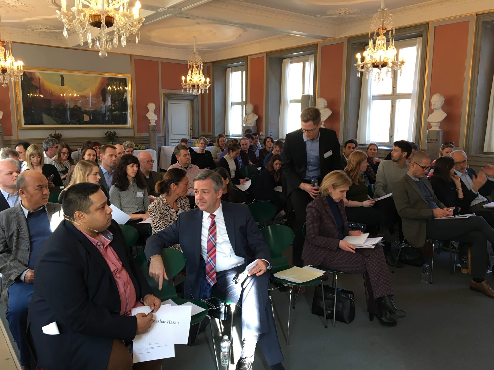 I forgrunden forsker Mubashar Hasan, der bliver huset af Universitetet i Oslo i samtale med Robert Quinn, manden bag Scholars at Risk.