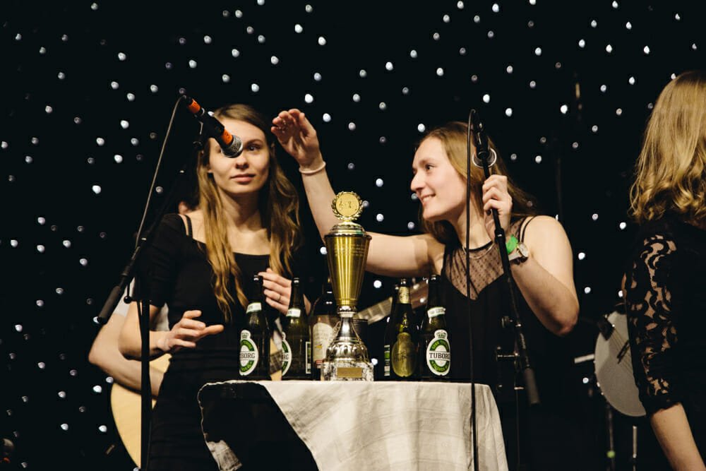 BodegaBandens korpiger bidrog ikke kun med deres stemmer, de spillede også på flasker på bedste bodega-manér.