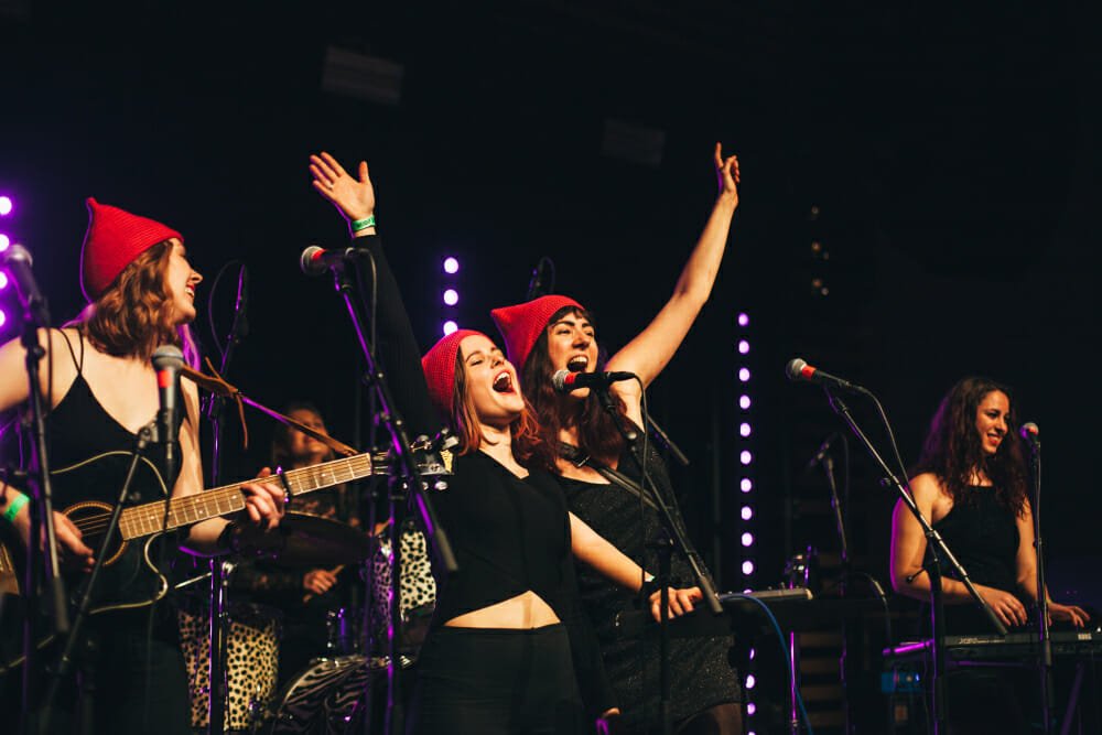 Pussyhat Dolls på scenen med deres karakteristiske 'pussyhats' efter de har vundet MiGP 2017 med nummeret 'Please Lad Vær'.