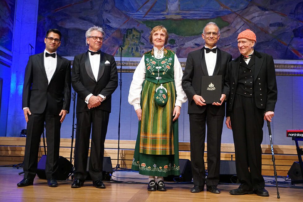 Uddeling af Olav Thon Prisen til forskningssamarbejde på det medicinske område. Abbas Jafari Kermani (t.v.) og Moustapha Kassem (der holder diplomet) forsker ved The Novo Nordisk Foundation Center for Stem Cell Biology.