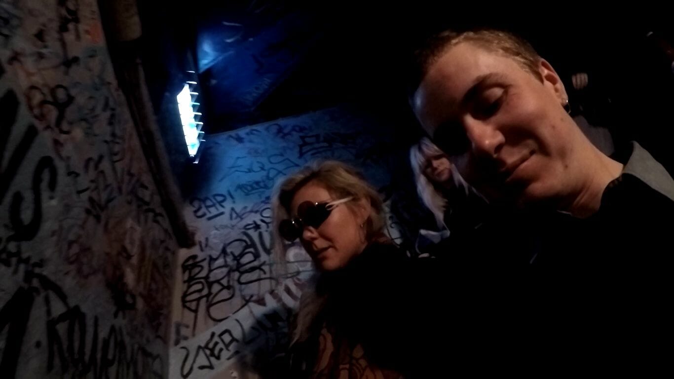 En studerende fra innovationsgruppen gemmer øjnene bag blindebrillerne på en bar og bliver her ført ned ad en trappe.