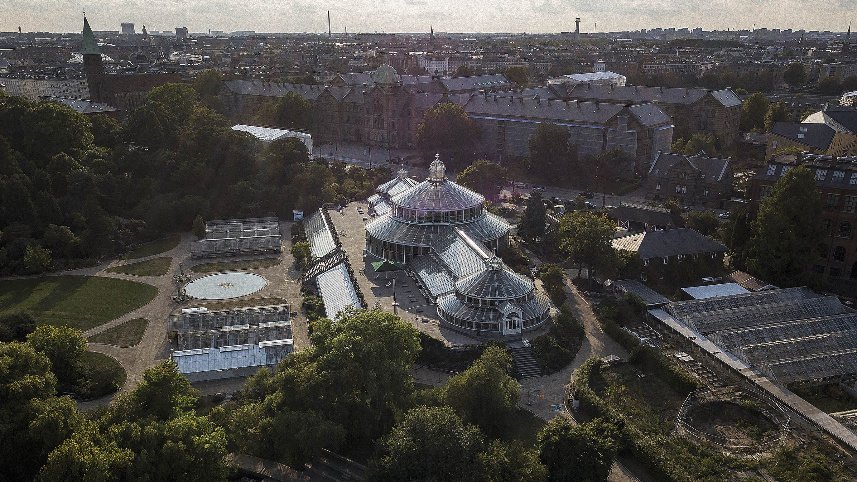 Glem et øjeblik, at de nede ved jordfladen kæmper med byggekaos og dårlig økonomi. Heroppefra ser man kun, hvor skøn, den tager sig ud.