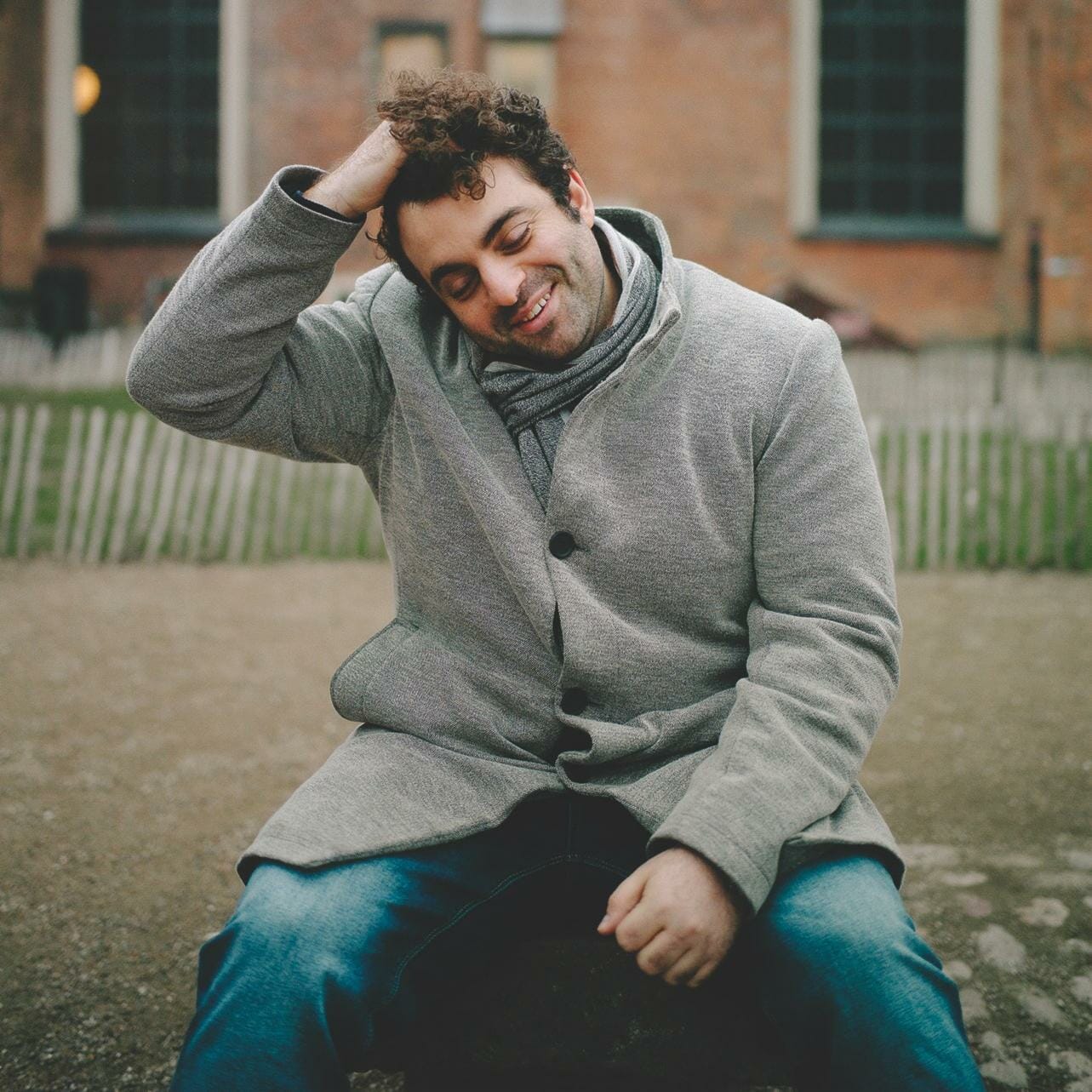 »Jeg fortsatte direkte fra bacheloren på kandidaten, for ellers var min plads ikke garanteret. Den usikkerhed var nok til, at jeg fortsatte,« fortæller Simon Victorson, der senere måtte tage sygeorlov.