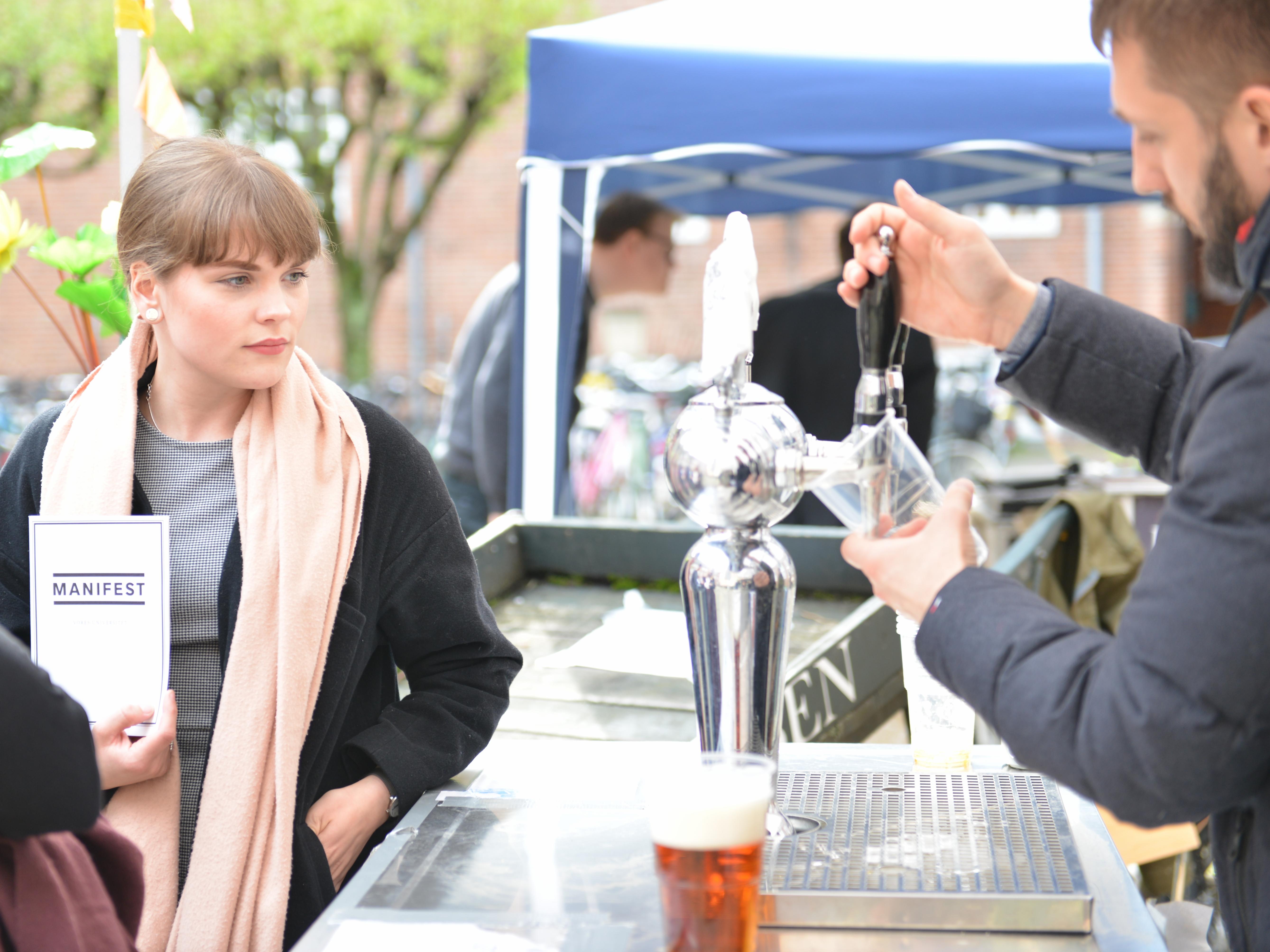 Festivalgænger med 'Manifest - et forsvar for universitetet', som foredragsholder Steen Nepper Larsen havde med til sit publikum.