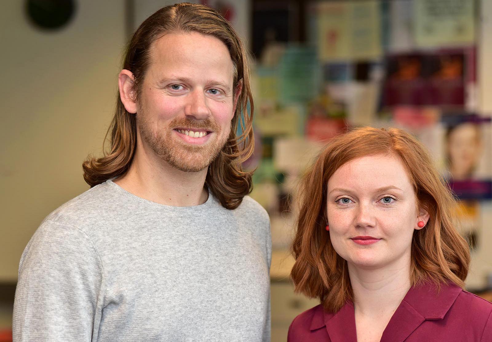 »Tolkemarkedet er i krise. Det oplever jeg også, og jeg ved, at nogle døve begynder at spørge sig selv om, hvad deres muligheder er i den her situation. De mister måske lysten til at studere og tænker, at de hellere vil prøve at finde et arbejde i stedet for at begynde på et studie,« siger Mads Jonathan Pedersen. Han er flankeret af tegnsprogstolk Emilie Lykfeldt.