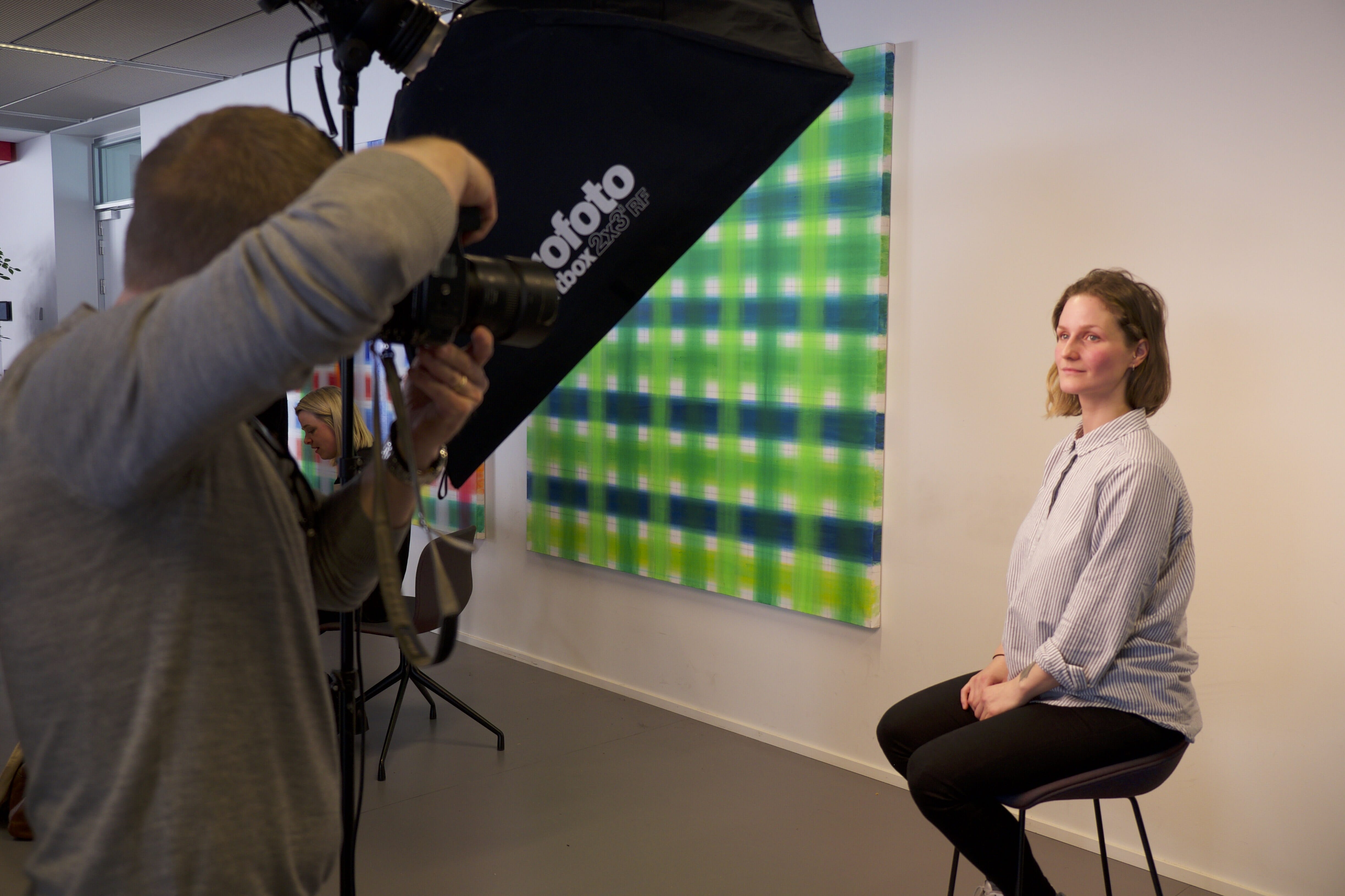 Anna får taget et portrætfoto, hun kan bruge til sit CV.