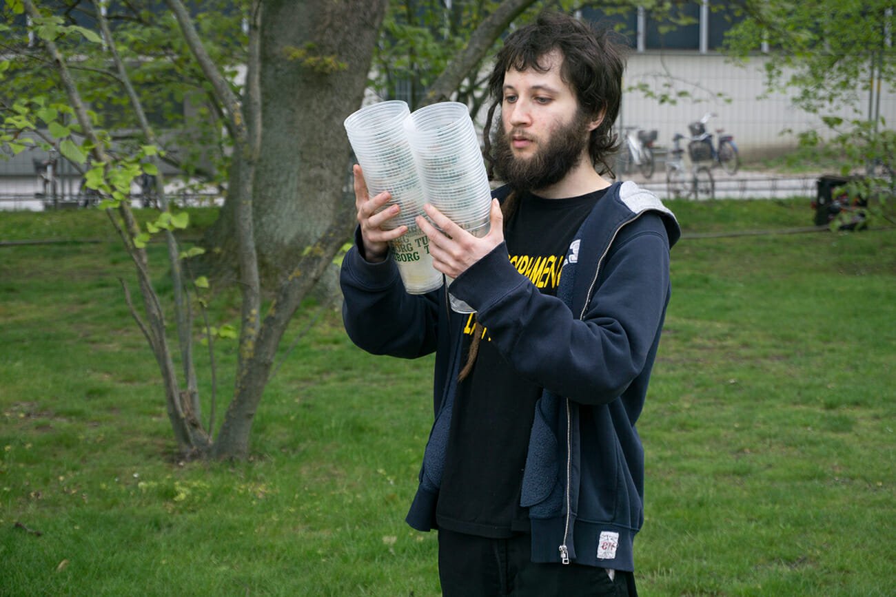 25 tomme plastik-kopper kan byttes til en øl. Allerede før Nørre Campus blev fyldt med mennesker, var der en del at hente.