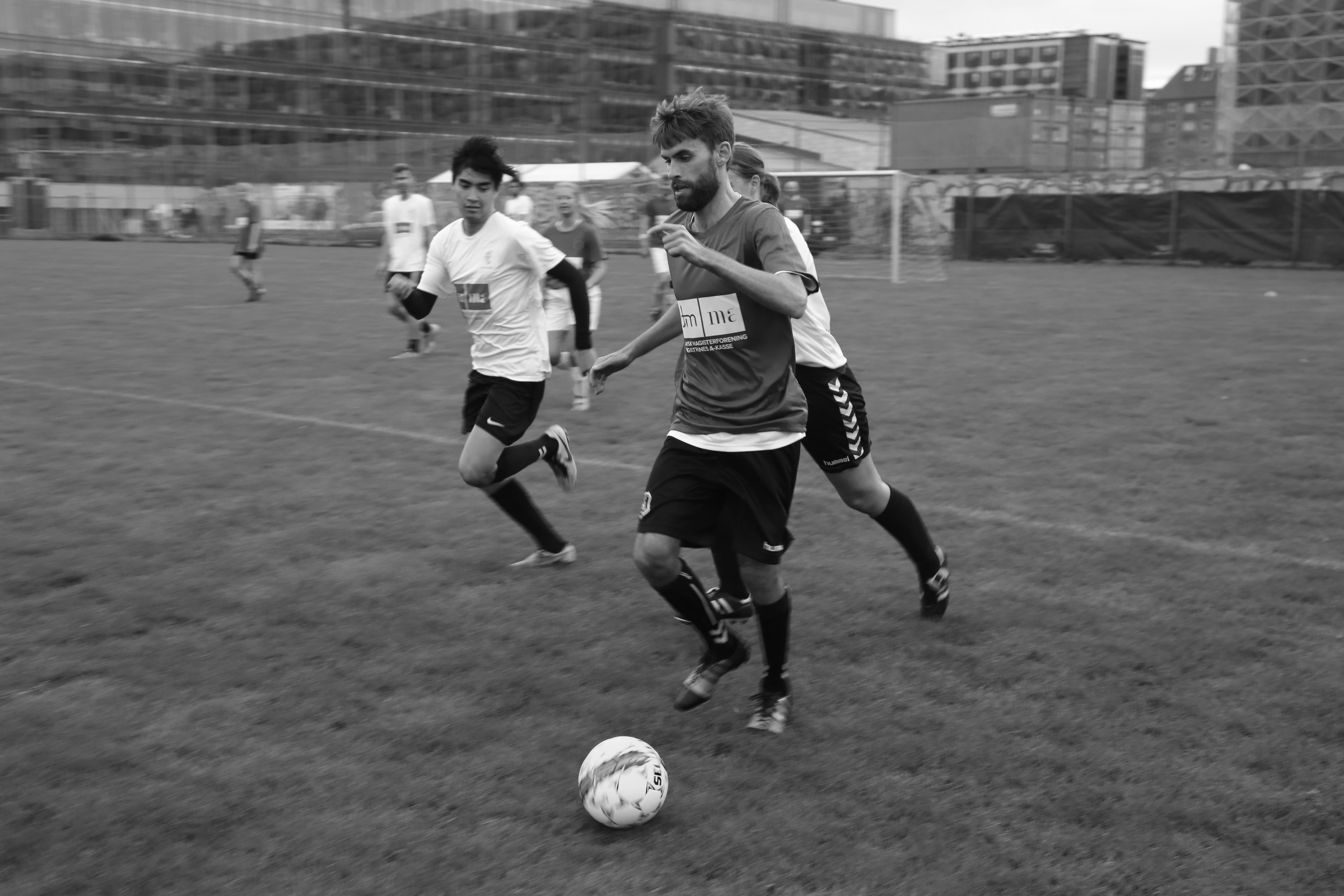 Studerende - et allstar-hold fra universitetets studenterturnering - og ansatte tørnede sammen på grønsværen.