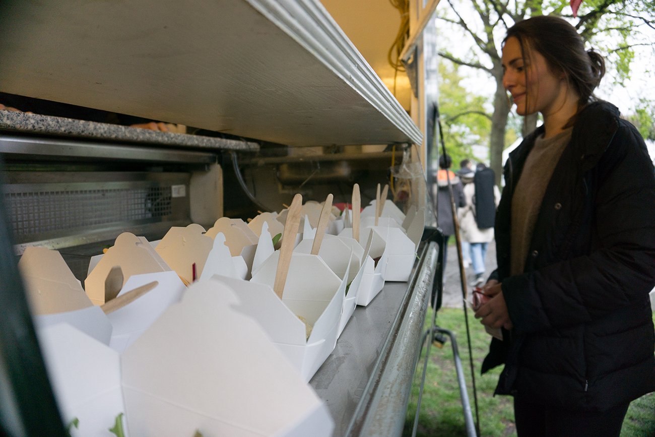 Også nogle af madboderne forsøgte sig med den miljøvenlige vej. Her er plastikbestikket skiftet ud med knive og gafler af træ, der dog ryger i ovnen til slut.