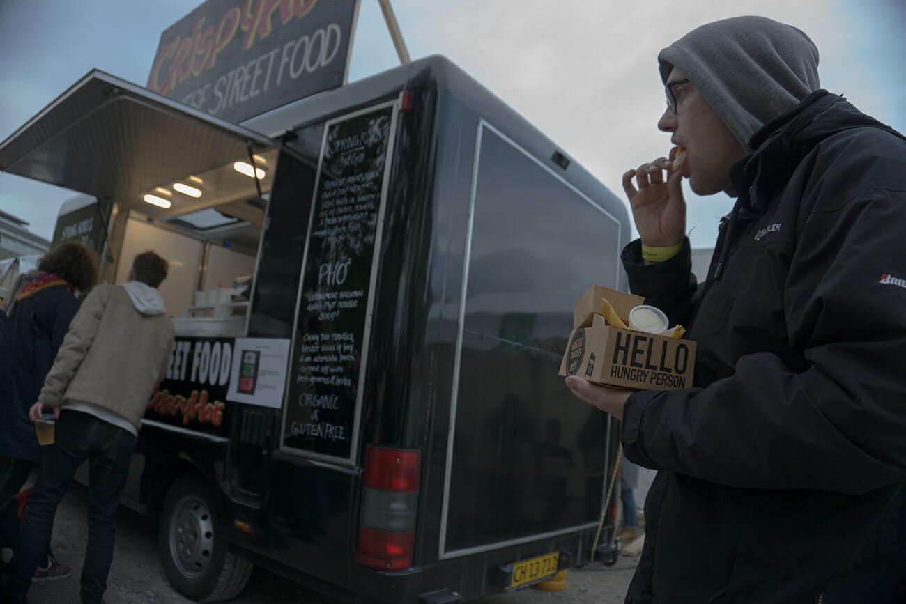Bestik er alligevel overvurderet. Mad i papæske ligner også en sikker vinder. Men hov! Er salatmayonnaisen i en plastikbeholder?