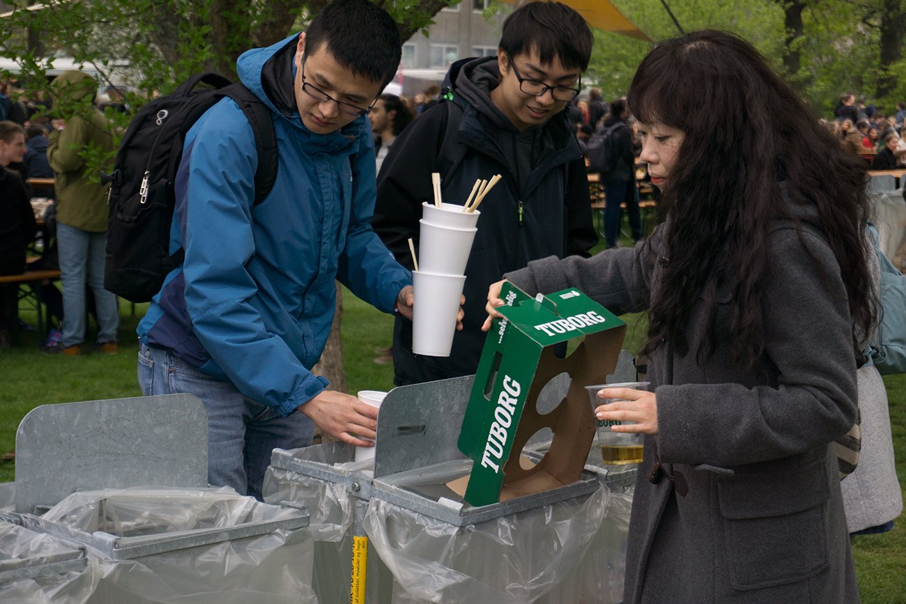 Ja, det er ikke altid nemt at finde ud af, hvad der hører til hvad. Her gør nogle festivalgæster forsøget. Her ender det med, at affaldet bliver stoppet ned, hvor der er plads.