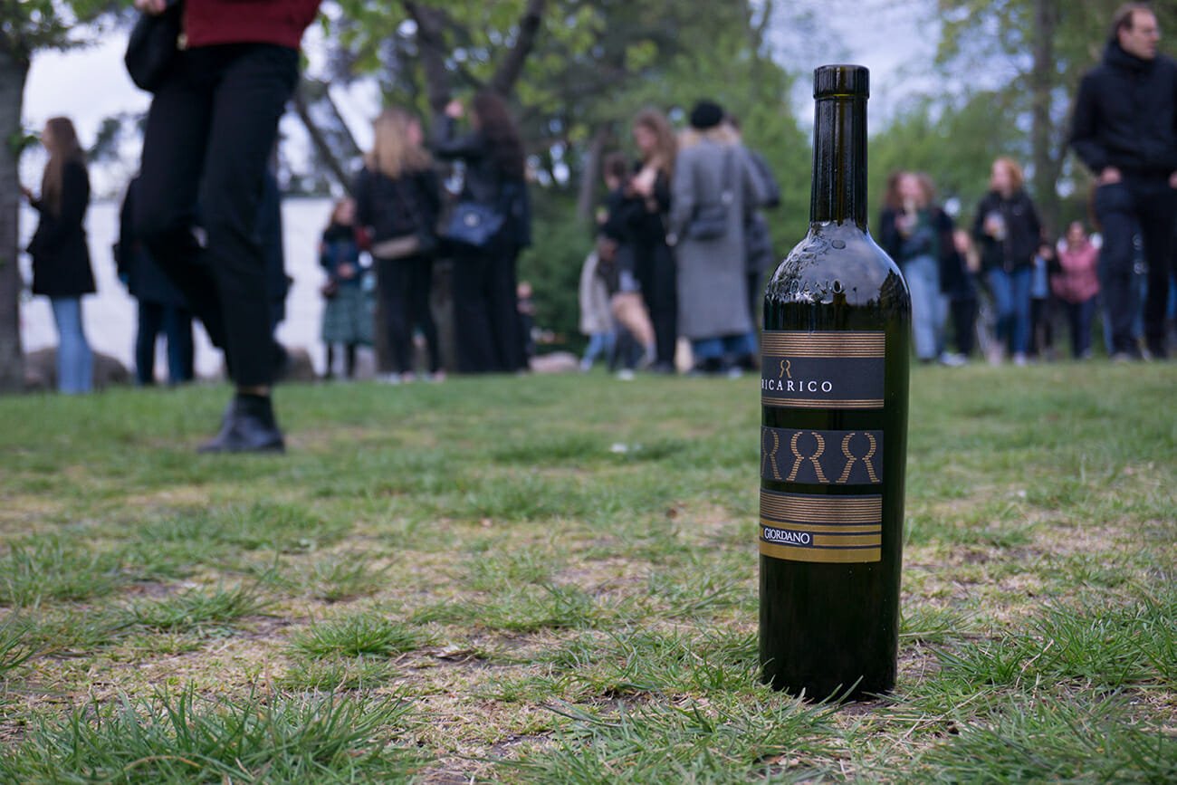 Det var ikke tilladt at medbringe drikkevarer. Her blev en ubuden gæst efterladt i græsset efter brug. (Ekstra-Bladet kaldte den pågældende vin 'en anelse enstrenget' i foråret 2019). Der var også flere dåser på jorden rundt i parken.