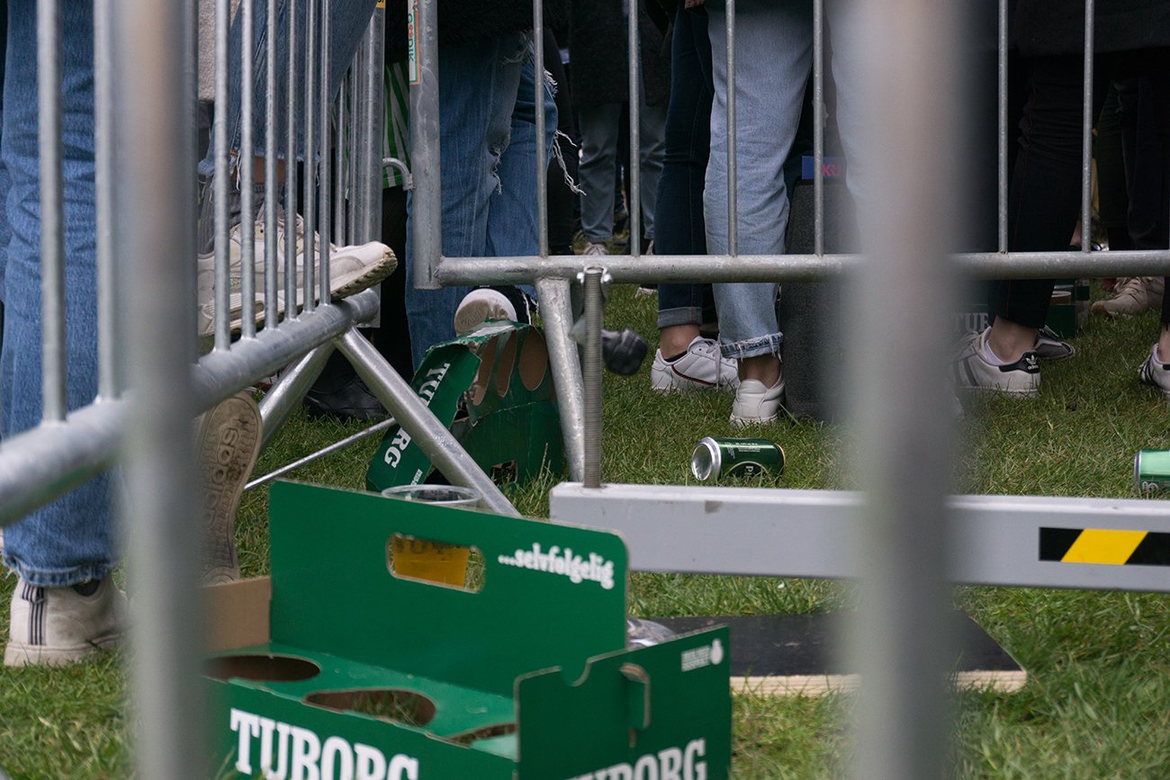 Det var ikke umuligt at komme udenom. Ved flere bænke, især efter koncerterne, var der skrald på jorden. Dog var flere ude at samle op efter festivalens skovsvin, konstaterede Uniavisen.