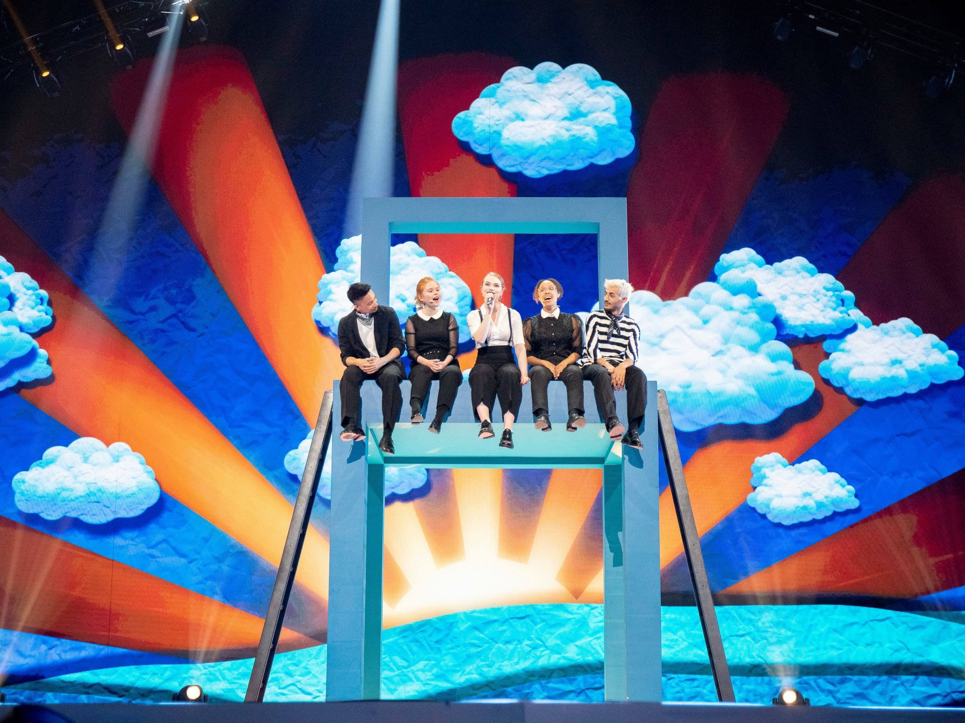 I år har Danmark sendt 20-årige Leonora afsted til Eurovision. Hendes sang 'Love is Forever' handler om, at alle skal være venner. Her et billede fra prøverne i Israel.