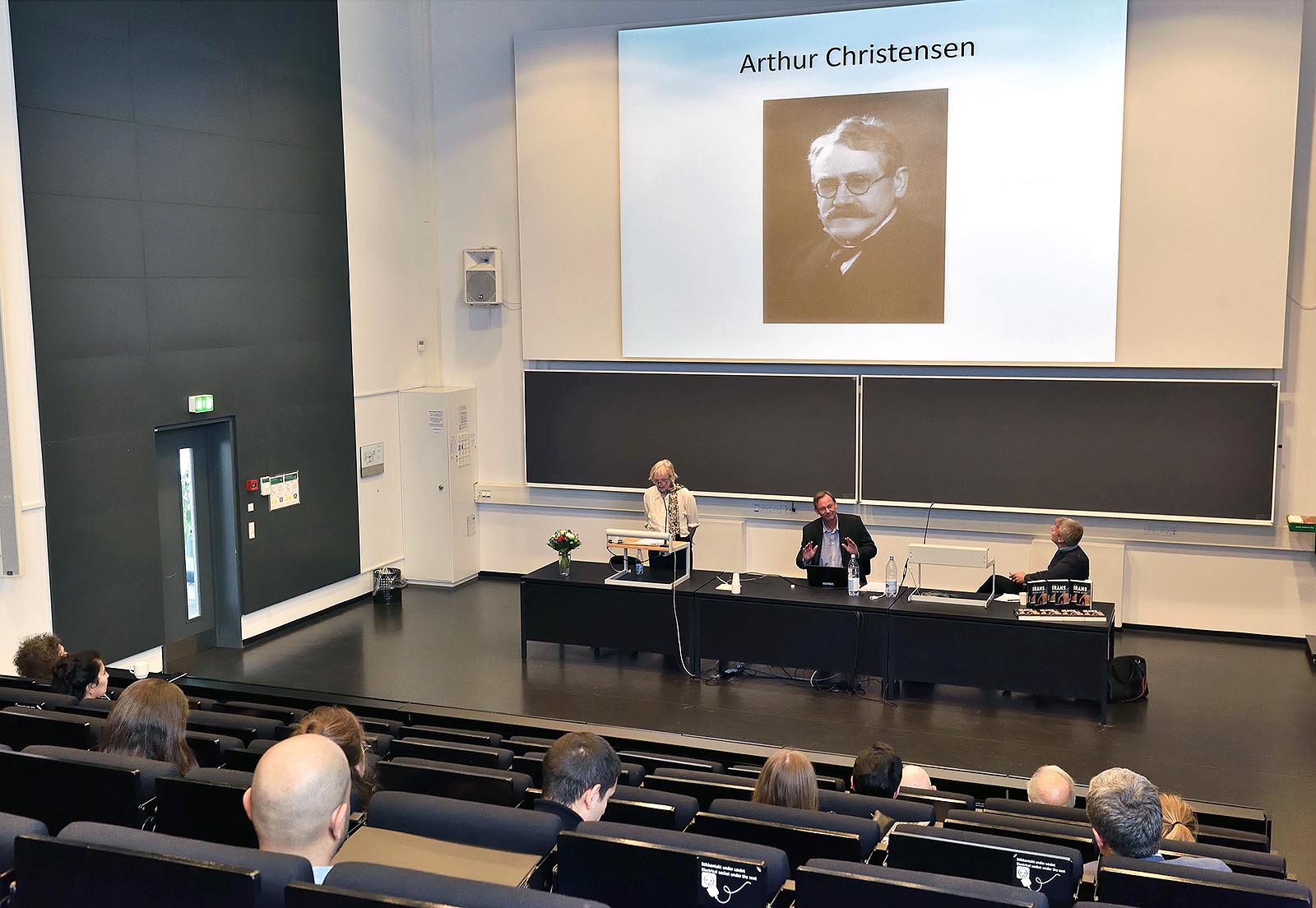 Mette Søltoft under sit foredrag i auditoriet, da Persisk fyldte 100 år. 