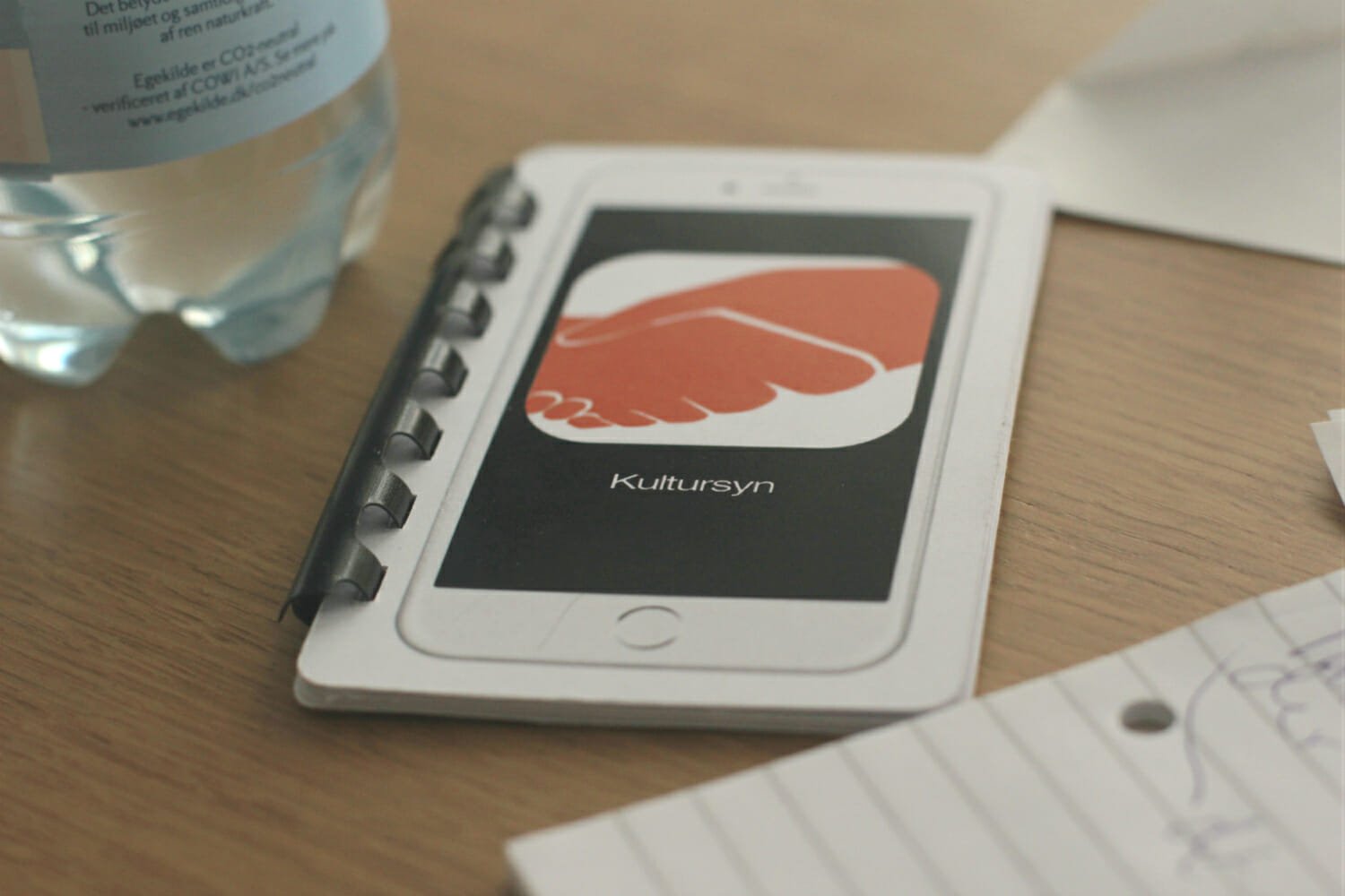 De studerende bag Kultursyn har lavet en folder, der viser appens udseende og funktioner.