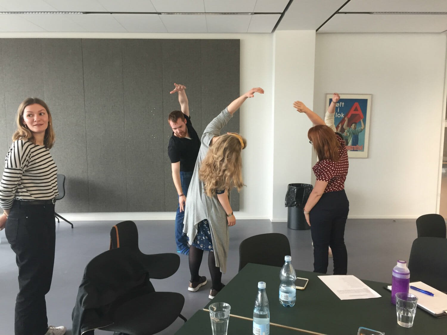 Marie Vinther Clausen observerer grupperne, mens de strækker ud.