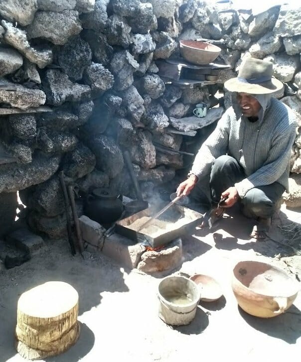 Traditional roasting of quinoa seeds by a farmer in Aroma-Oruro, Bolivia. Photo: Carla Colque-Little