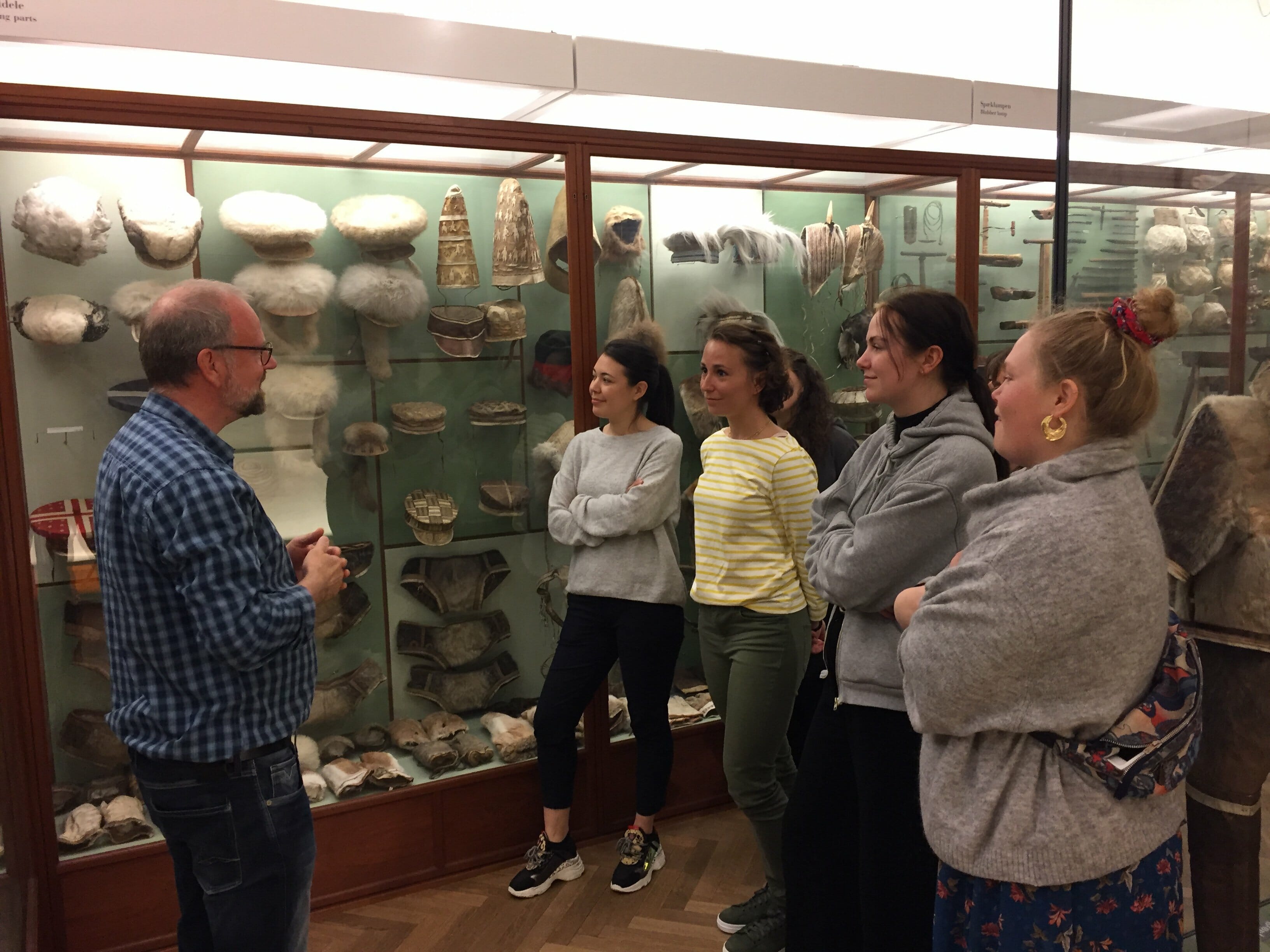 Professor Bjarne Grønnow underviser studerende fra det tværfaglige og tværfakultære kursus Arctic Nature and Society i Nationalmuseets udstillinger. 
