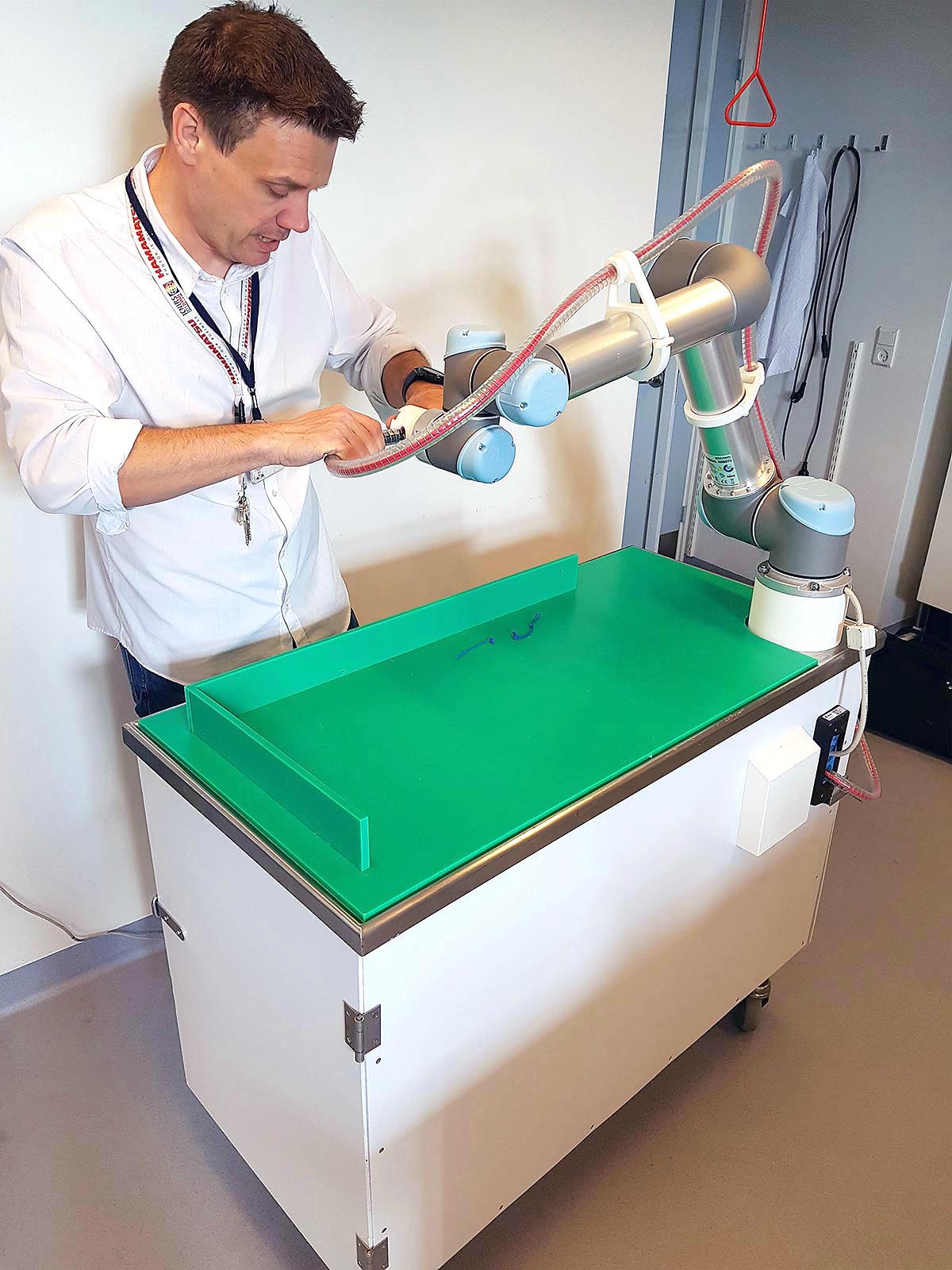 Klavs Martin Sørensen with the ’cheese robot’, which is mounted on a trolley so it is easy to move around the production floor in a factory.