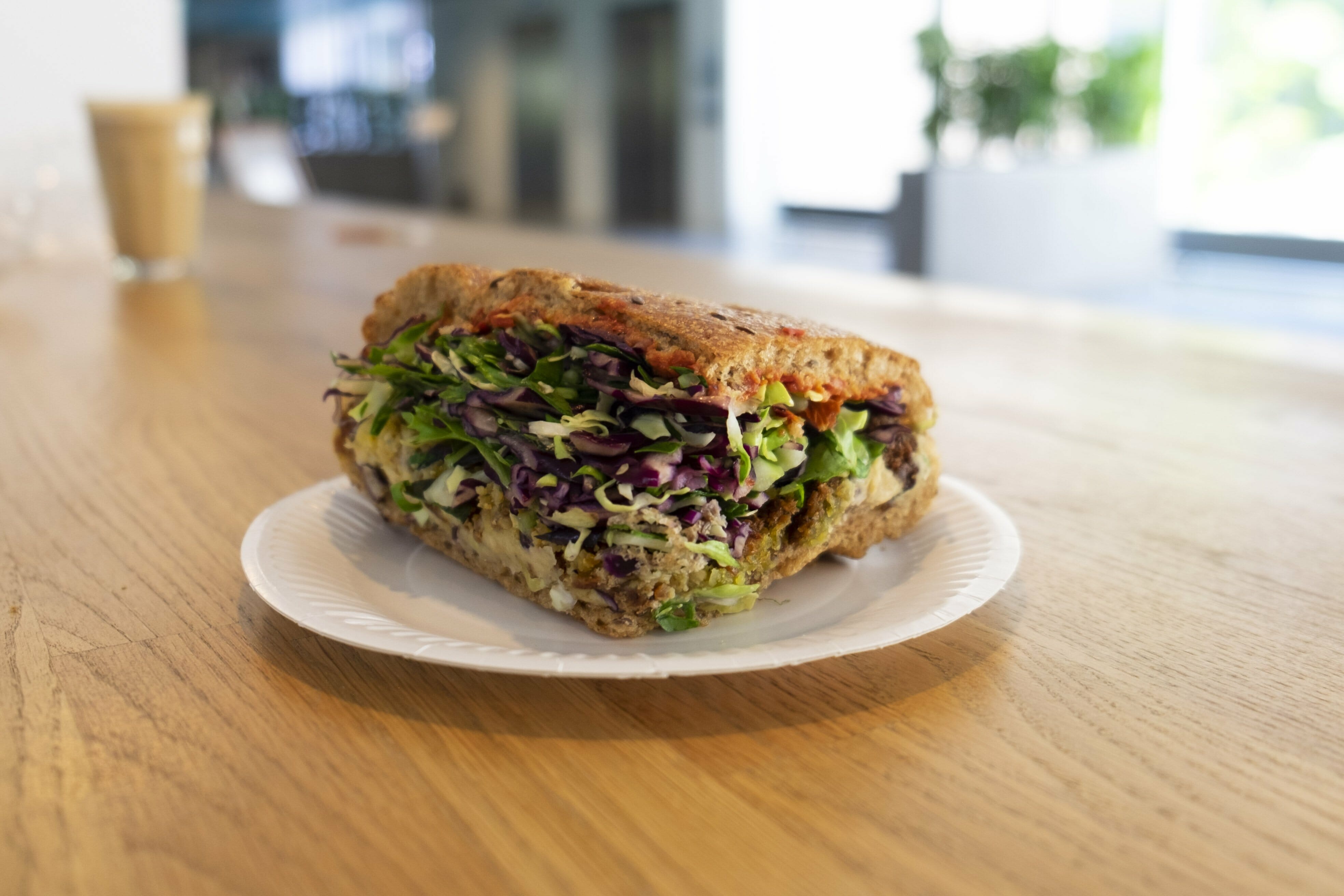 I Hav a Javas køledisk kan du blandt andet finde en vegansk sandwich med masser af kål, hummus og falafler