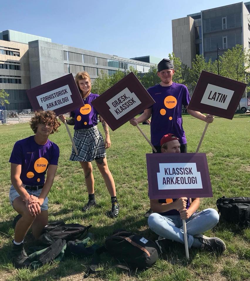 Tutorer fra Forhistorisk- og klassisk arkæologi, Latin og Græsk, klassisk gør klar til at byde de nye studerende velkommen til Studenterrådets Rusarrangement 2018 på Søndre Campus.