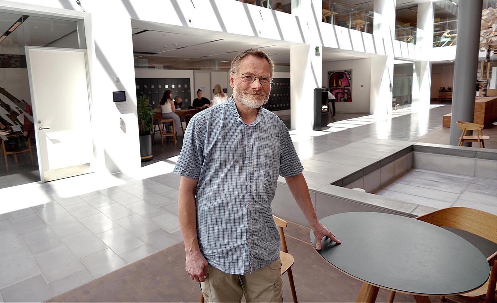 Christian Troelsgård foran lokalerne i stuen på KUA2 på Amager, hvor han har undervist sine elever i latin. Det skal han ikke mere. I stedet skal han, over en 3,5-årig periode, finde de økonomiske midler fra fonde, som i højere og højere grad kan finansiere hans videre forskning i Europas musikudvikling.   