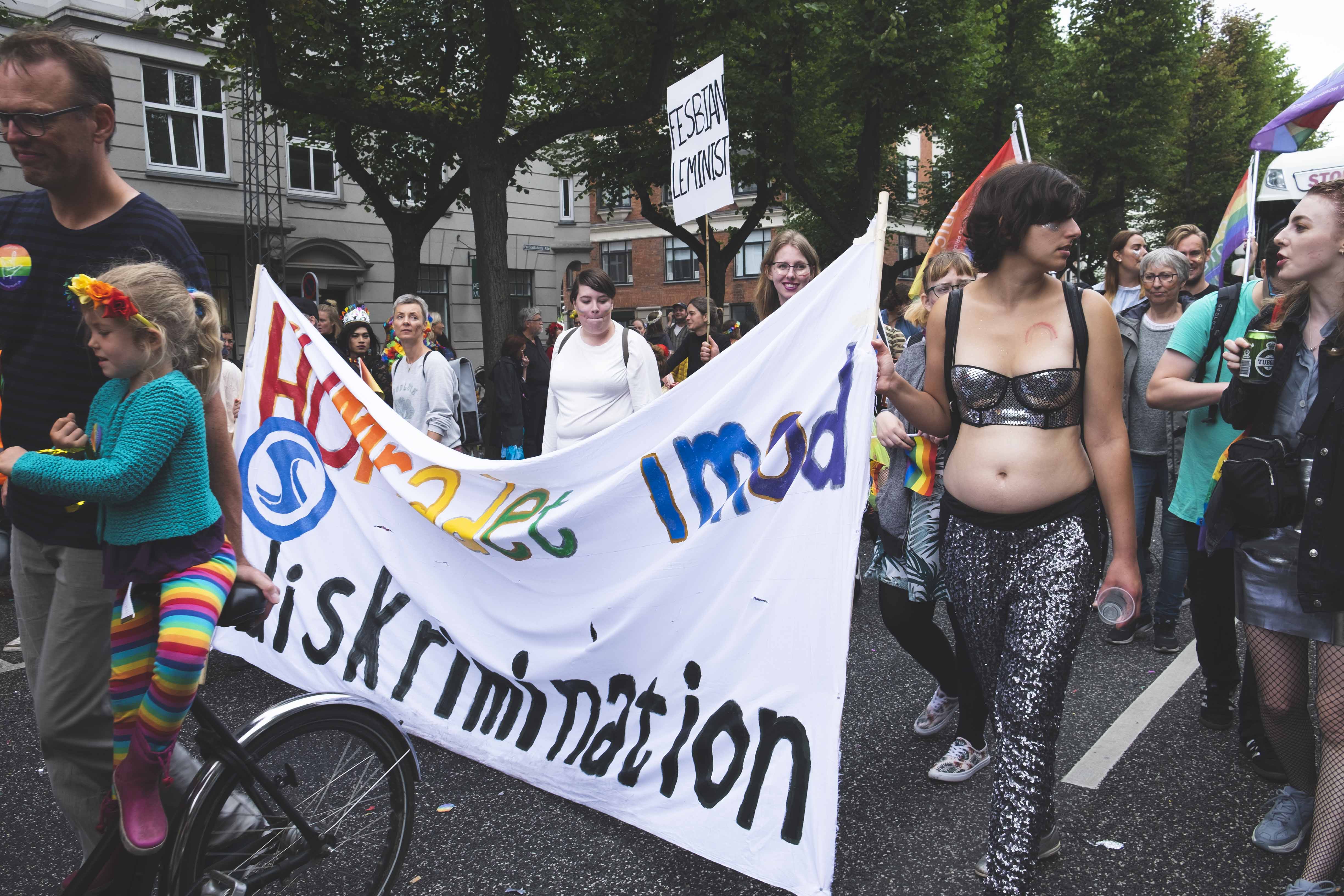 »HUMrådet imod diskrimination,« stod der på et af de mange bannere i optoget