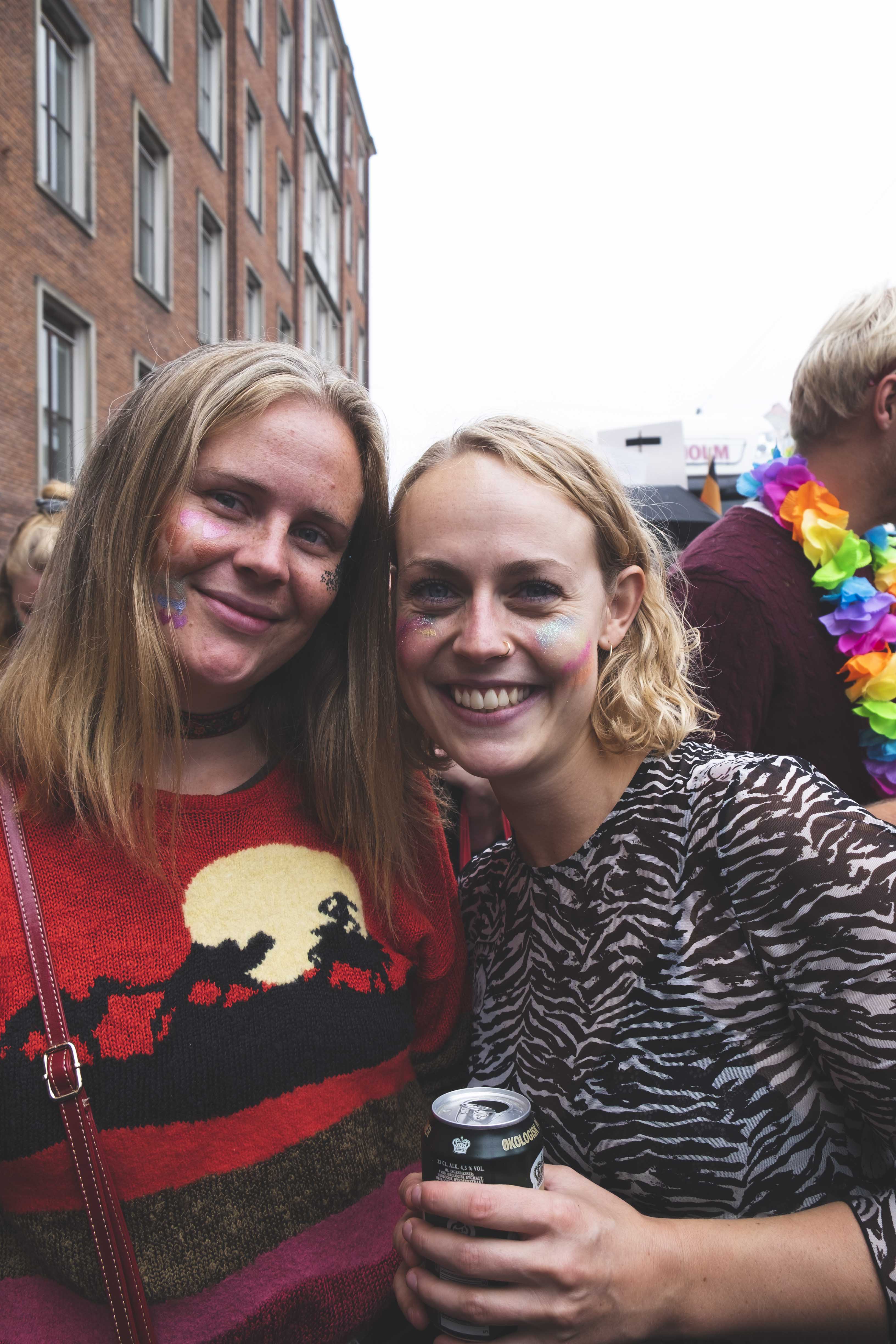 »Det er jo absurd,« sagde Anna Cecilie (til højre) om, at Københavns Universitet ikke flager med regnbueflag på alle campusser i pride-ugen 