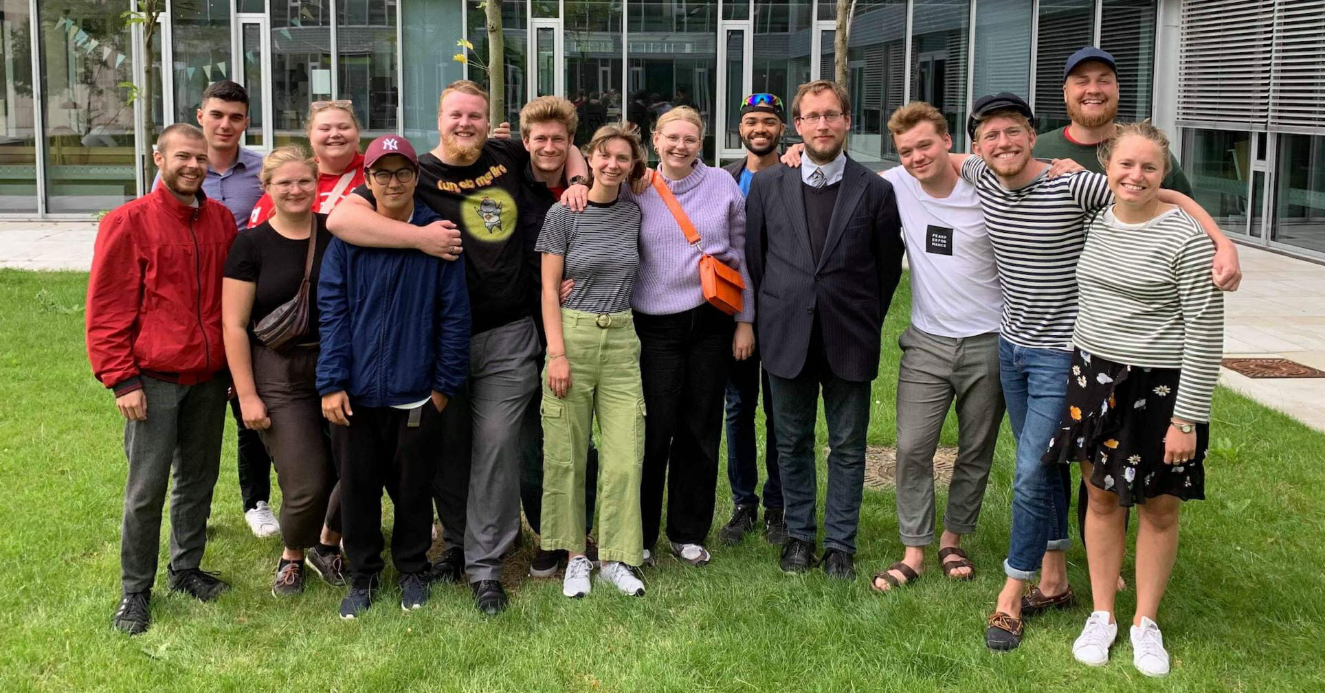 Carina Meier (bageste række, 2. fra venstre) er en af 20 tutorer, der i slutningen af august vil stå klar til at byde de nye teologistuderende velkommen til Københavns Universitet.