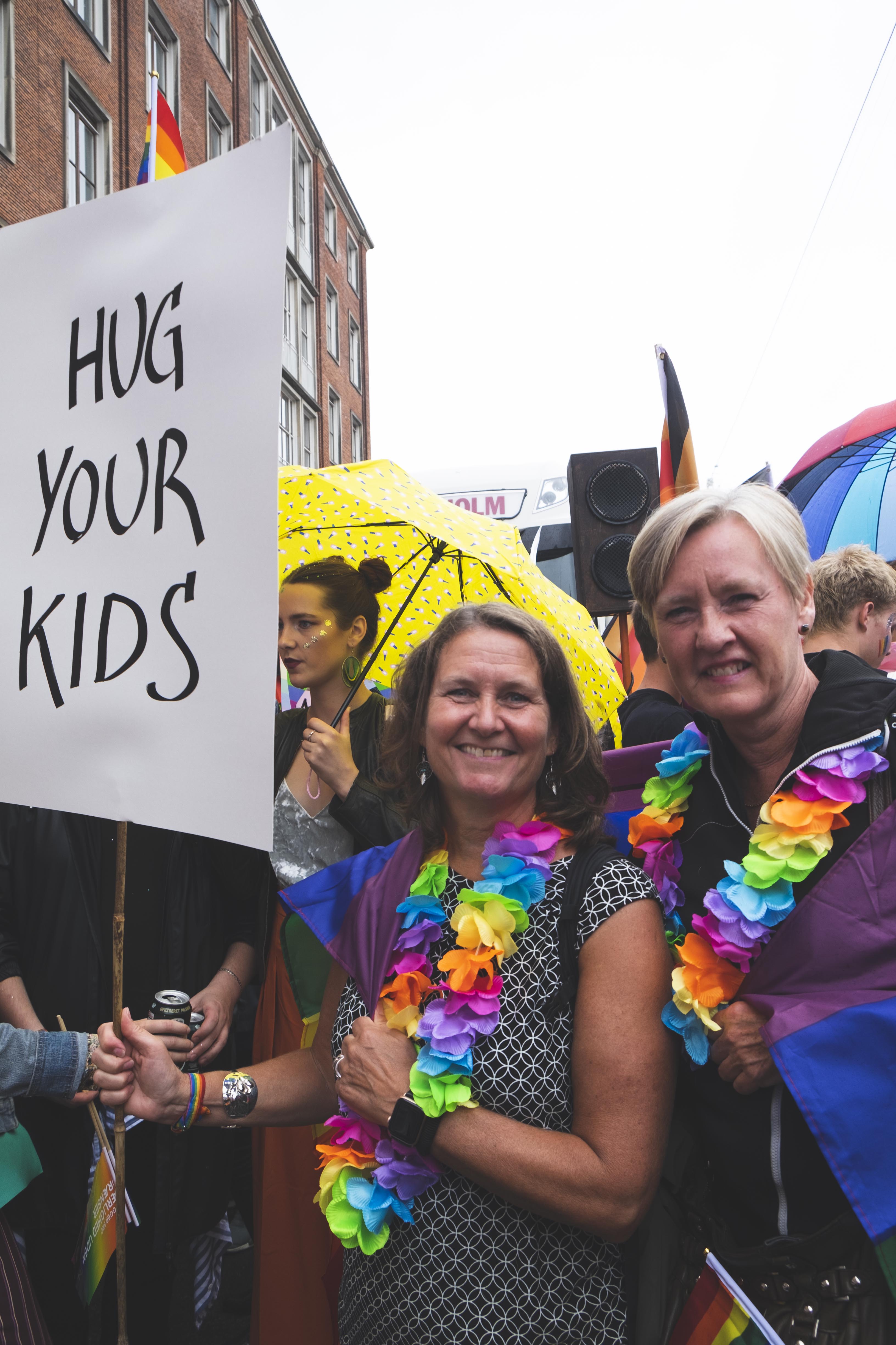 Eva (til venstre) har taget sin veninde med til årets pride