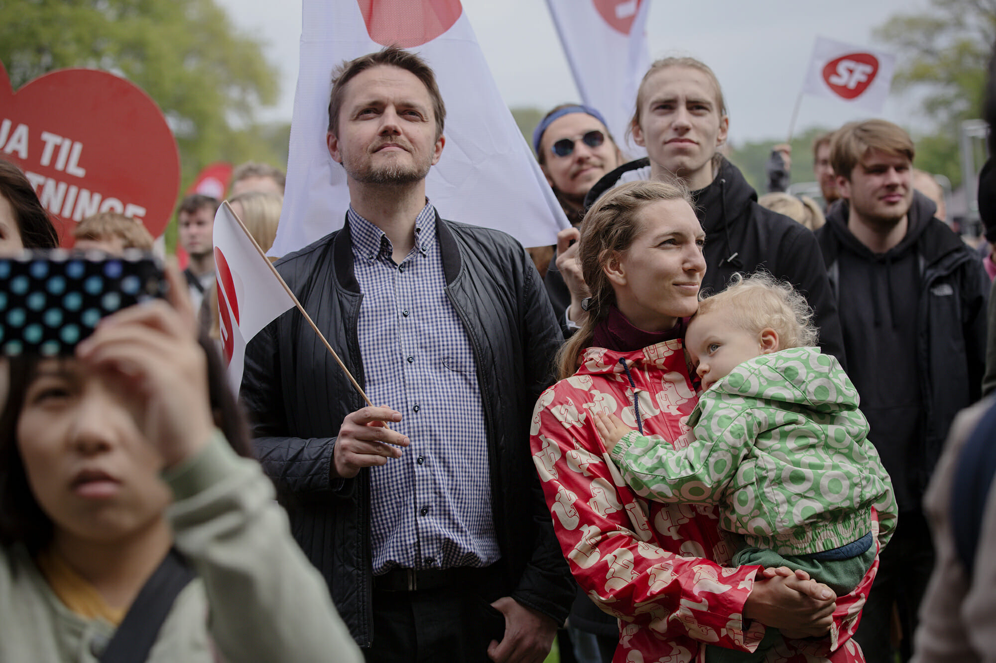 Ansatte skriver på Facebook, at et tab af 1. maj som fridag betyder, at de skal finde pasning til deres børn, når skoler og børnehaver holder lukket.