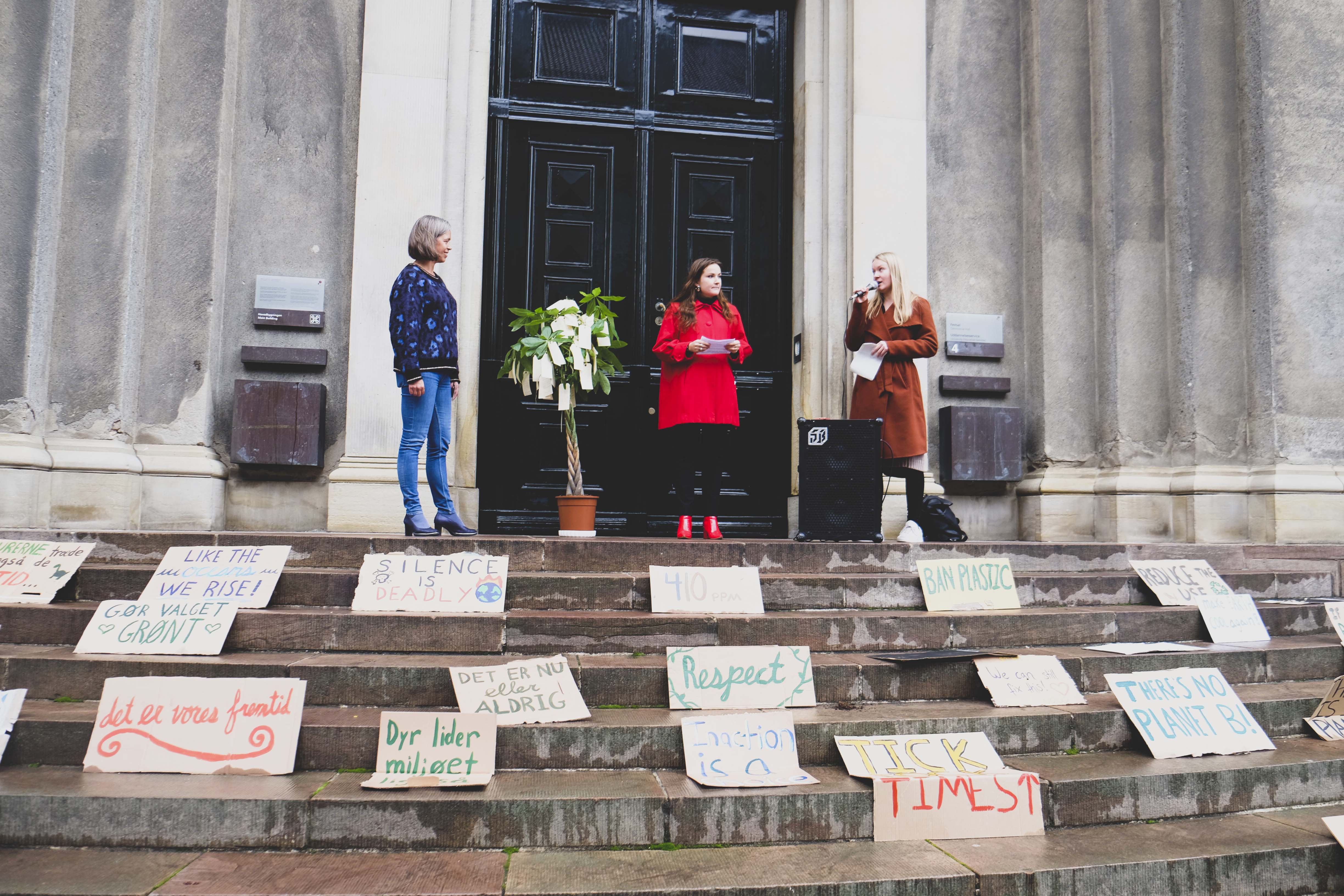 Prorektor Bente Stallknecht fik blandt andet overrakt et træ beklædt med klimabekymringer, da de to studerende Katrine Kongsgaard fra Studenterrådet og Anina La Cour Bohr fra SIMA holdt tale og afleverede underskriftindsamlingen.