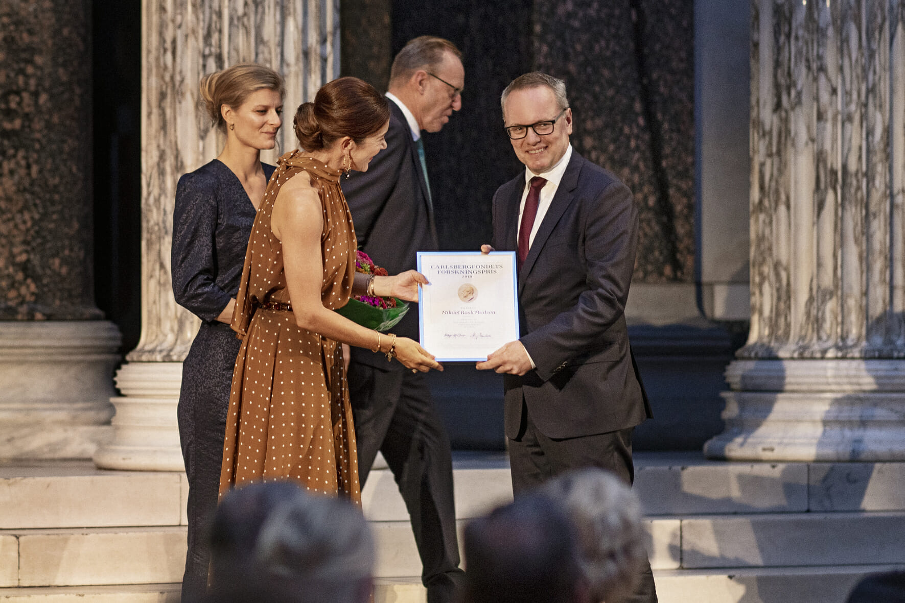 Forskningsminister Ane Halsboe-Jørgensen, kronprinsesse Mary, Carlsbergfondets Flemming Besenbacher og prismodtageren ved overrækkelsen på Glyptoteket.