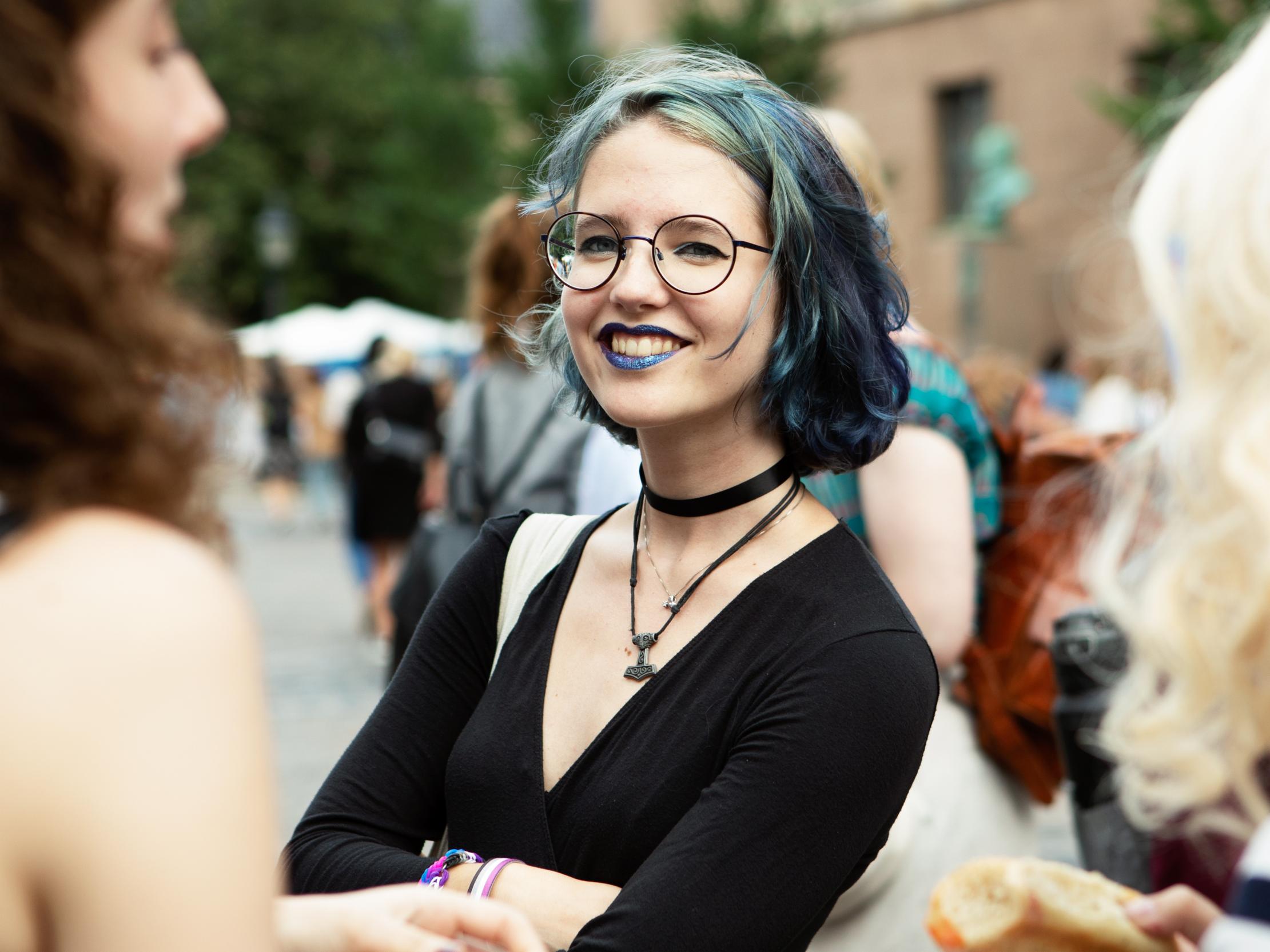 En smilende ny studerende spottet til immatrikulationsfesten.