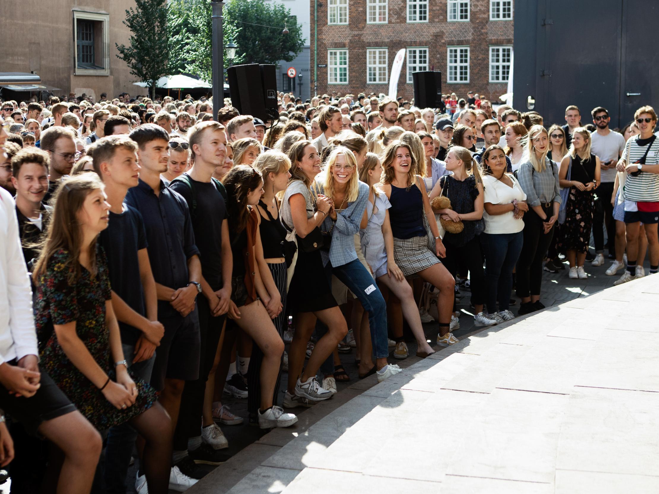 Flere stod klar til at løbe op og give et håndtryk til rektor, mens han holdt sin tale.