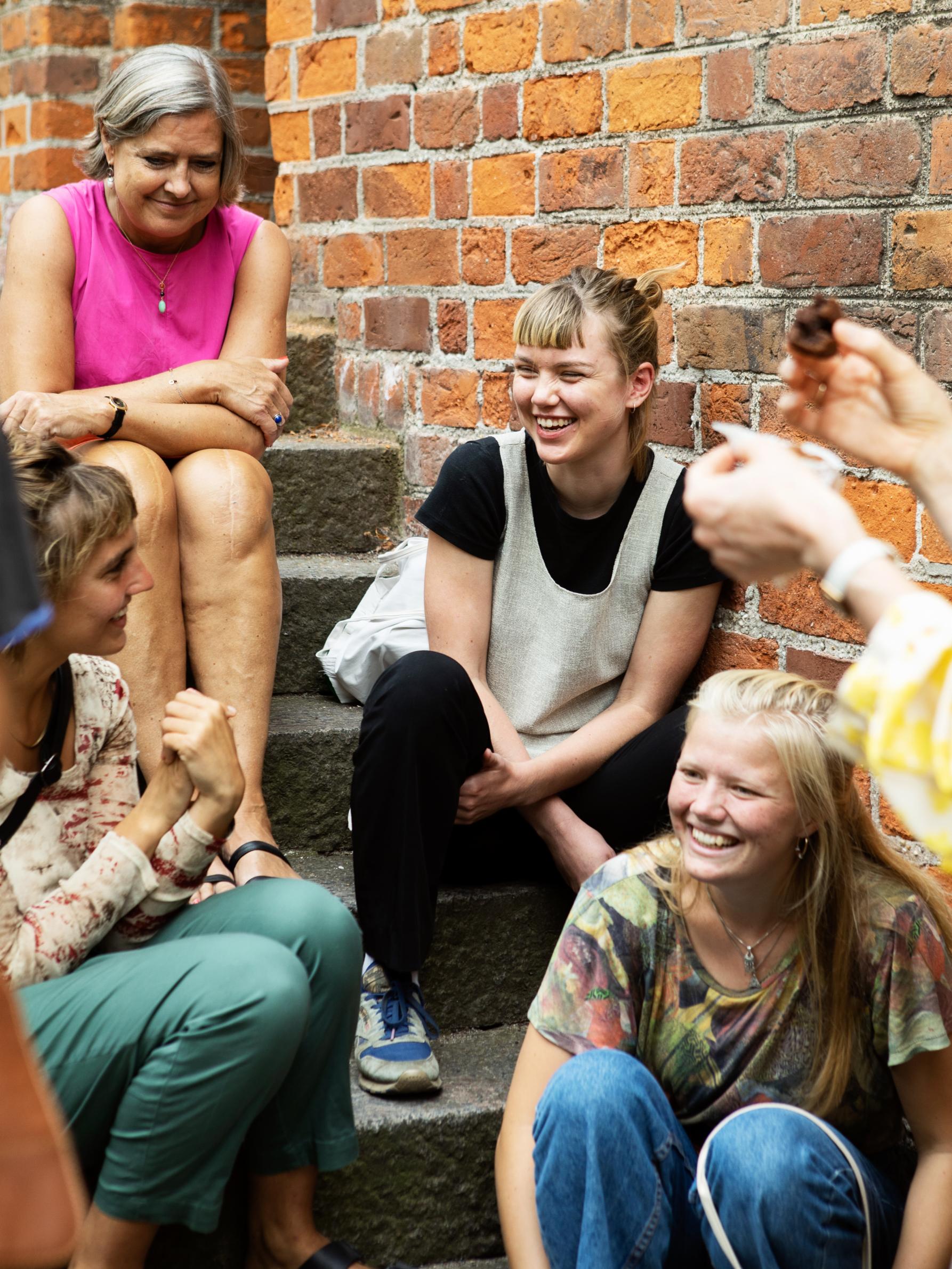 En gruppe studerende spiser dekankage.