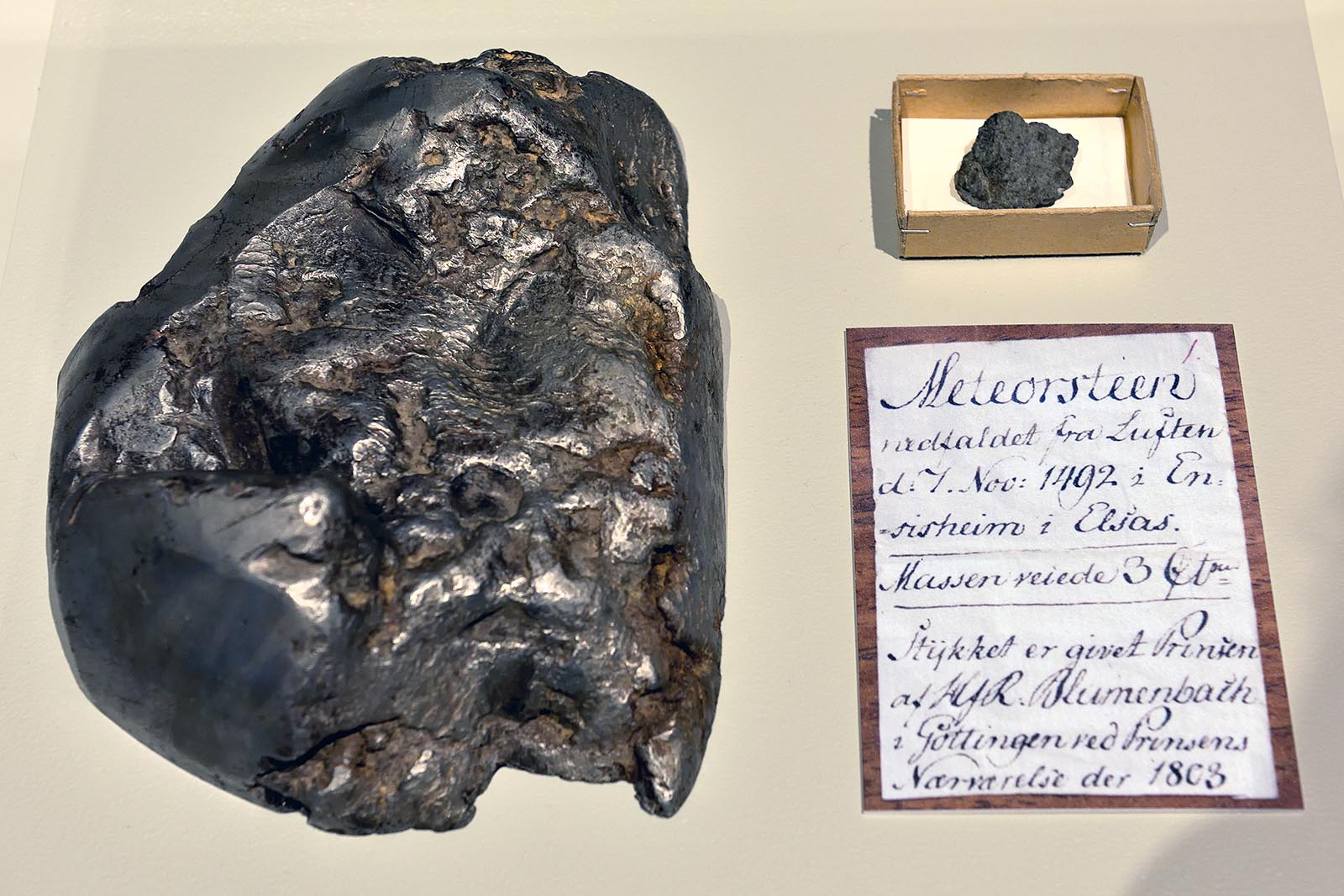 Det ældste beskrevne meteoritnedfald i Europa. Den vejede oprindelige 127 kg, ramte en hvedemark uden for byen Ensisheim i Alsace (der i dag ligger i Frankrig) og har fået navnet Ensisheim-meteoritten. Det veldokumenterede fald var et vigtigt bevis, da videnskaben 300 år senere anerkendte, at der rent faktisk falder sten ned fra himlen.