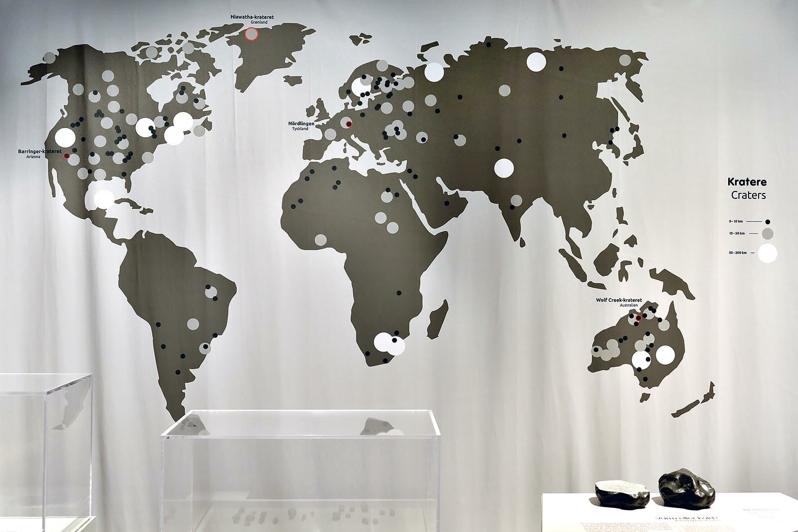 De hvide cirkler på verdenskortet her repræsenterer de største kratere, de grå de næststørste, og de sorte er mindre, men stadigvæk enorme kratere fra meteoritter, der er hamret ned i jordens overflade.