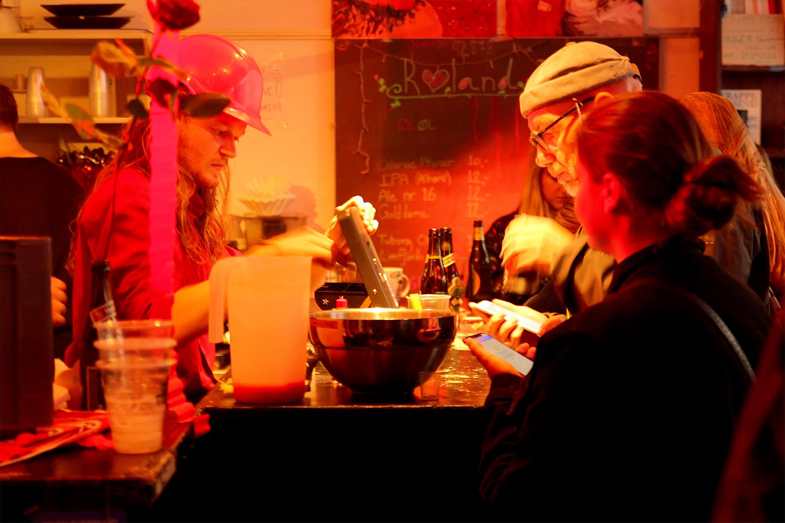 Roland Bar: en bartender tager det røde tema til et helt et andet niveau.